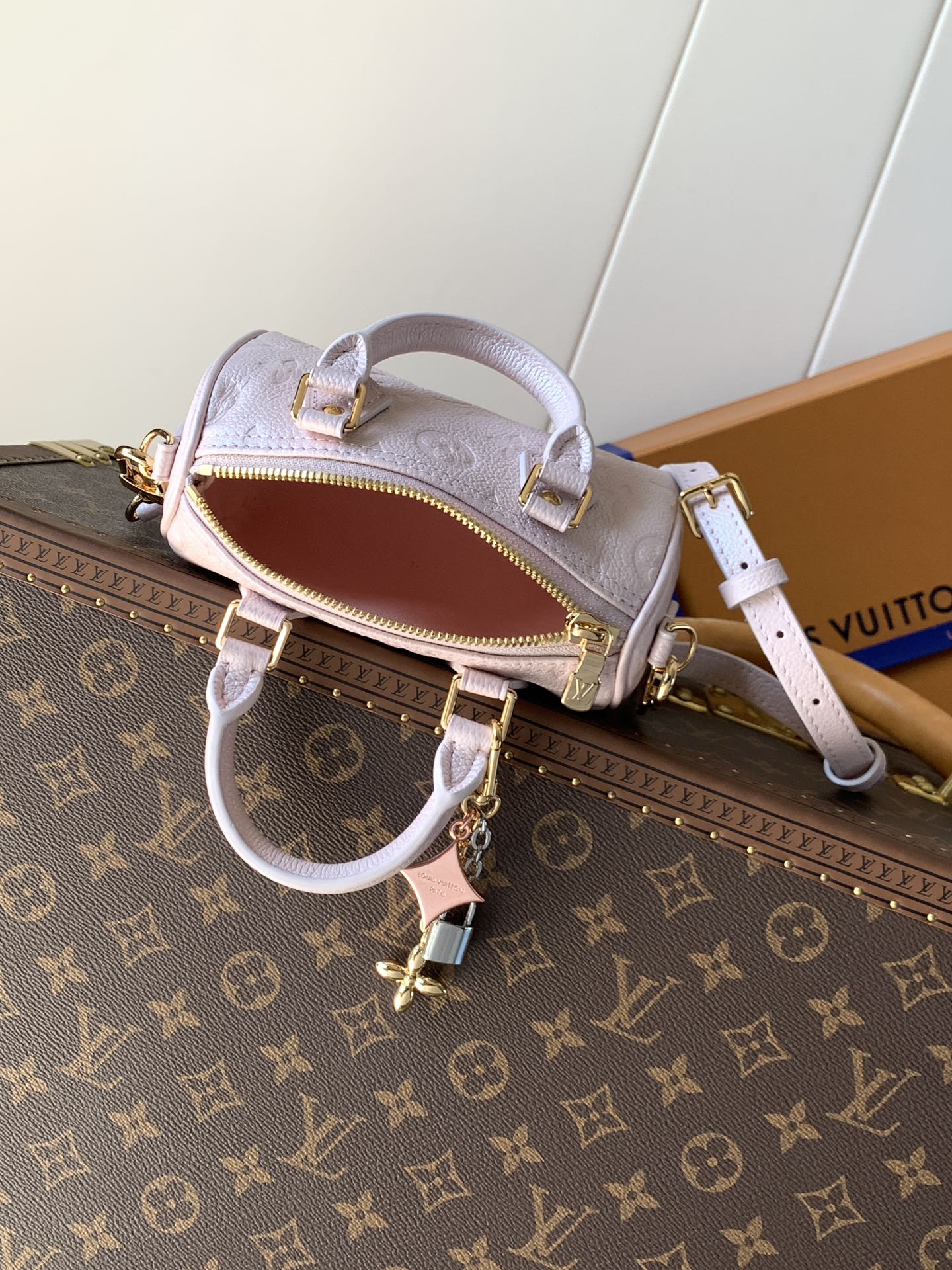 Louis Vuitton 作为仿真版推出的Nano Speedy 利用率高的色调 使它既适合日常妆容 也适合晚上妆容