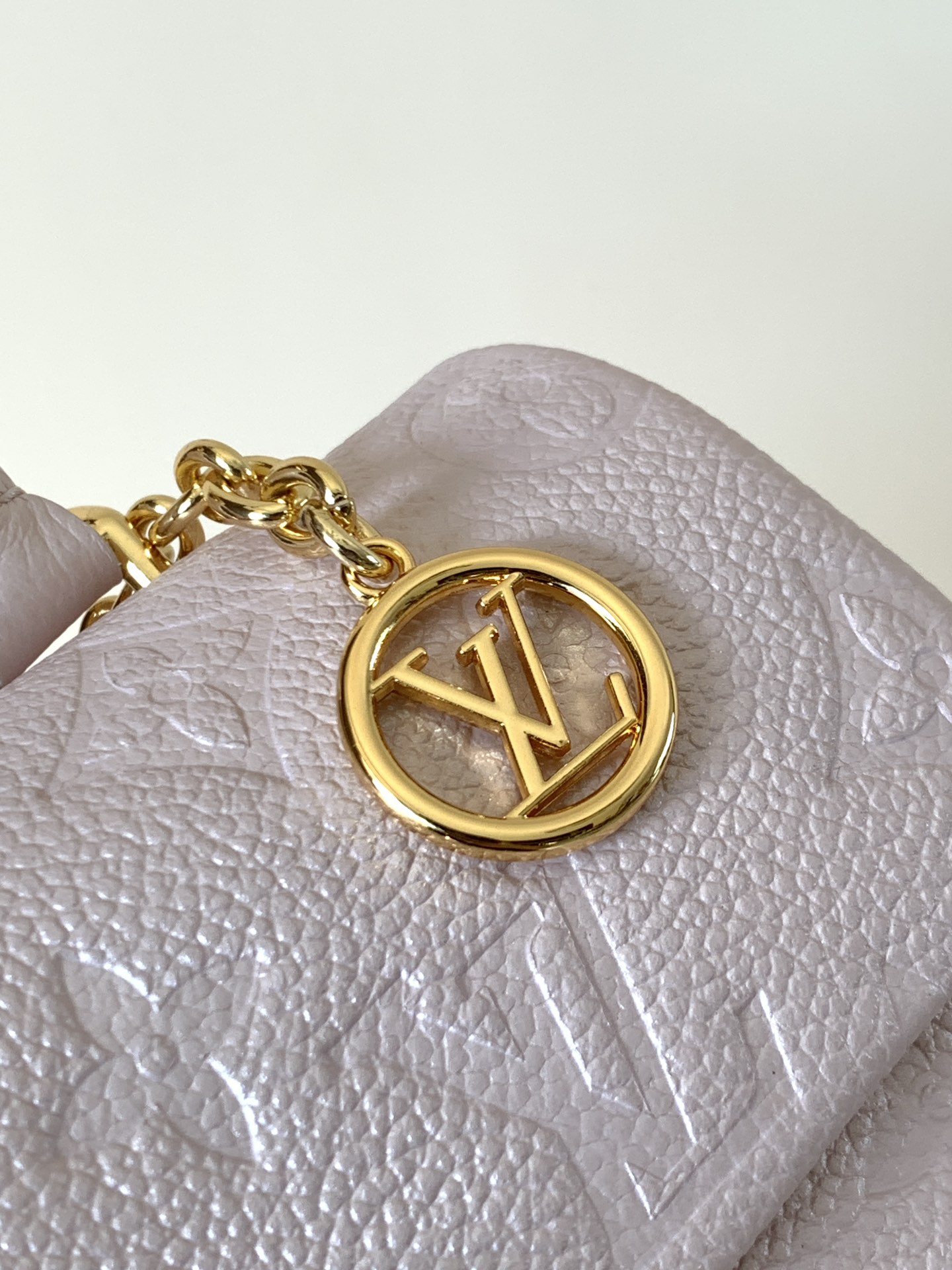 Louis Vuitton 本款 Nano Madeleine 手袋携当季色调加入 Shimmery 系列