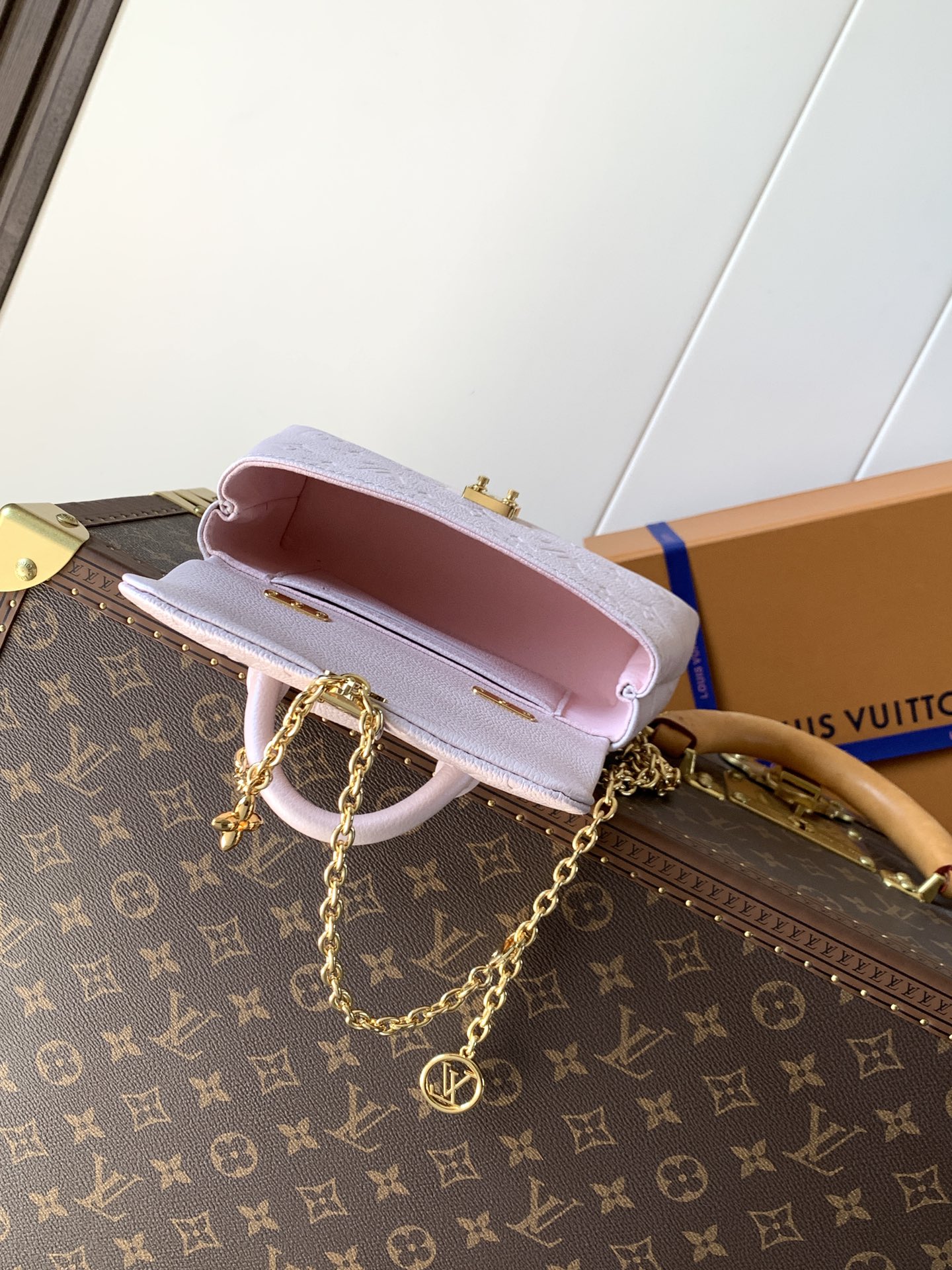 Louis Vuitton 本款 Nano Madeleine 手袋携当季色调加入 Shimmery 系列