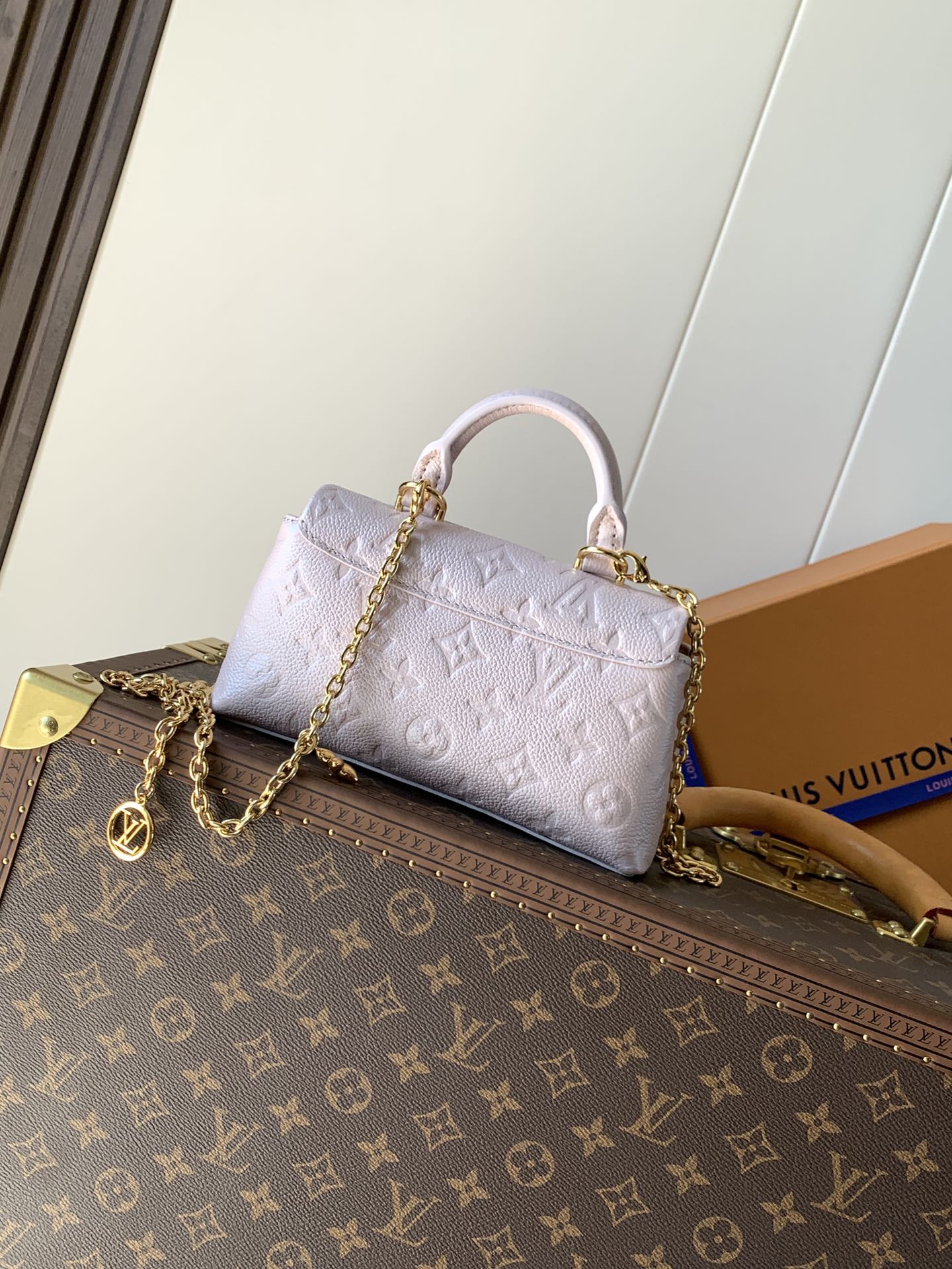 Louis Vuitton 本款 Nano Madeleine 手袋携当季色调加入 Shimmery 系列