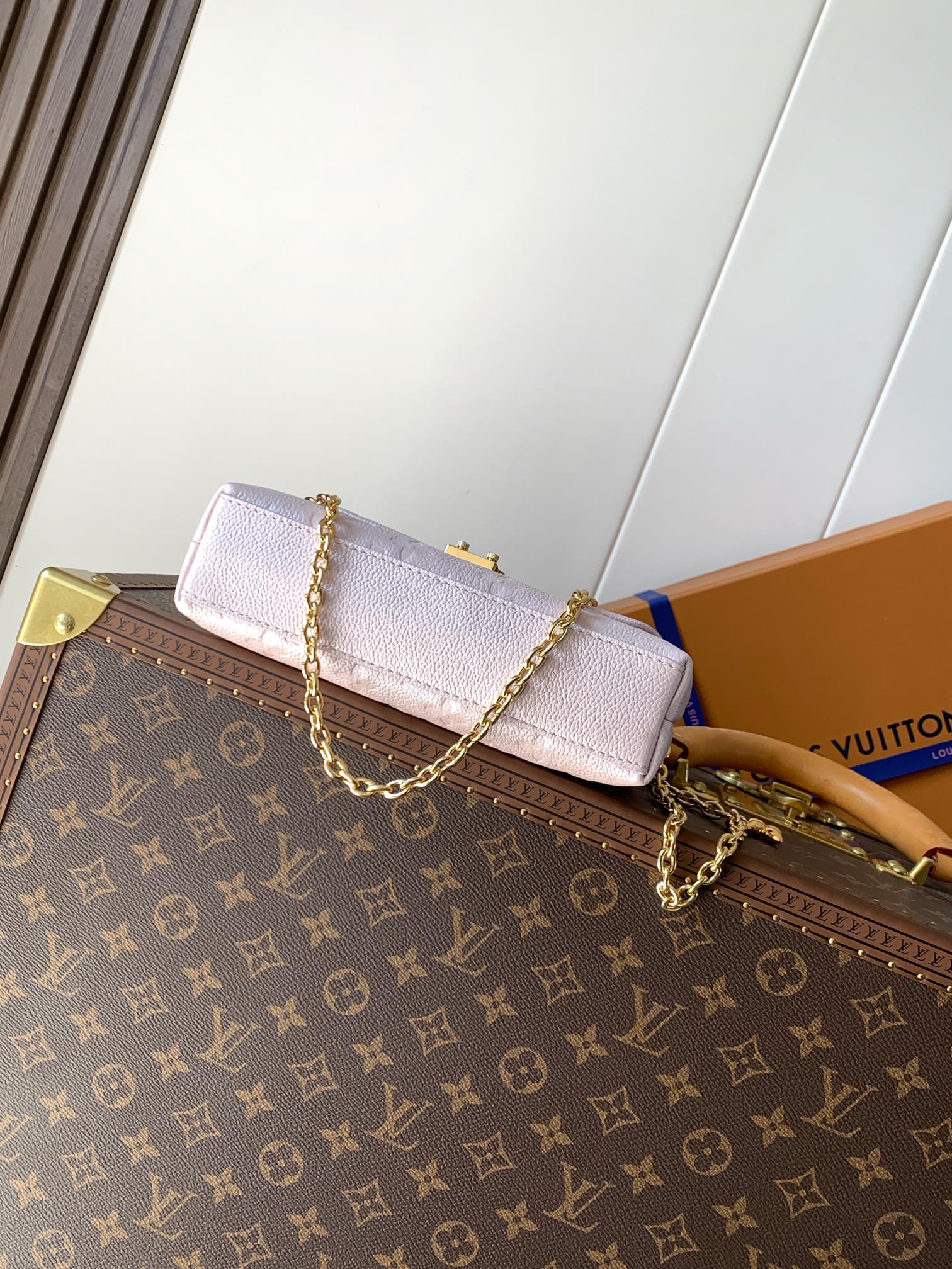 Louis Vuitton 本款 Nano Madeleine 手袋携当季色调加入 Shimmery 系列