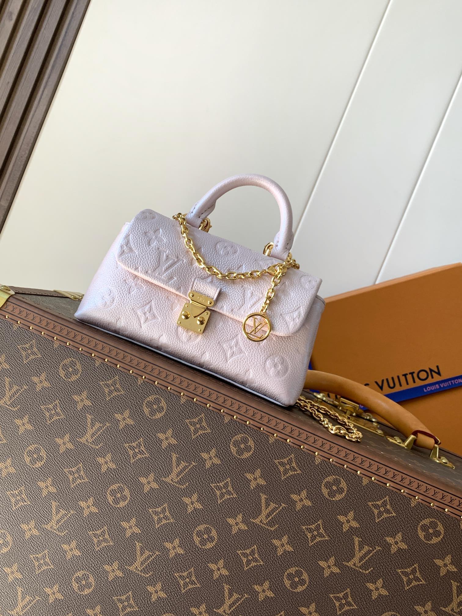 Louis Vuitton 本款 Nano Madeleine 手袋携当季色调加入 Shimmery 系列
