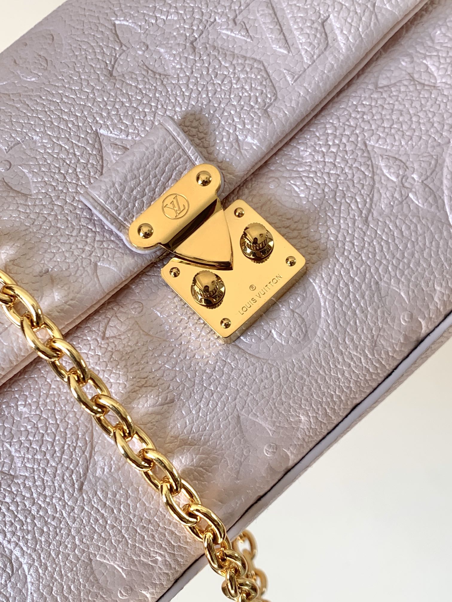 Louis Vuitton 本款 Nano Madeleine 手袋携当季色调加入 Shimmery 系列