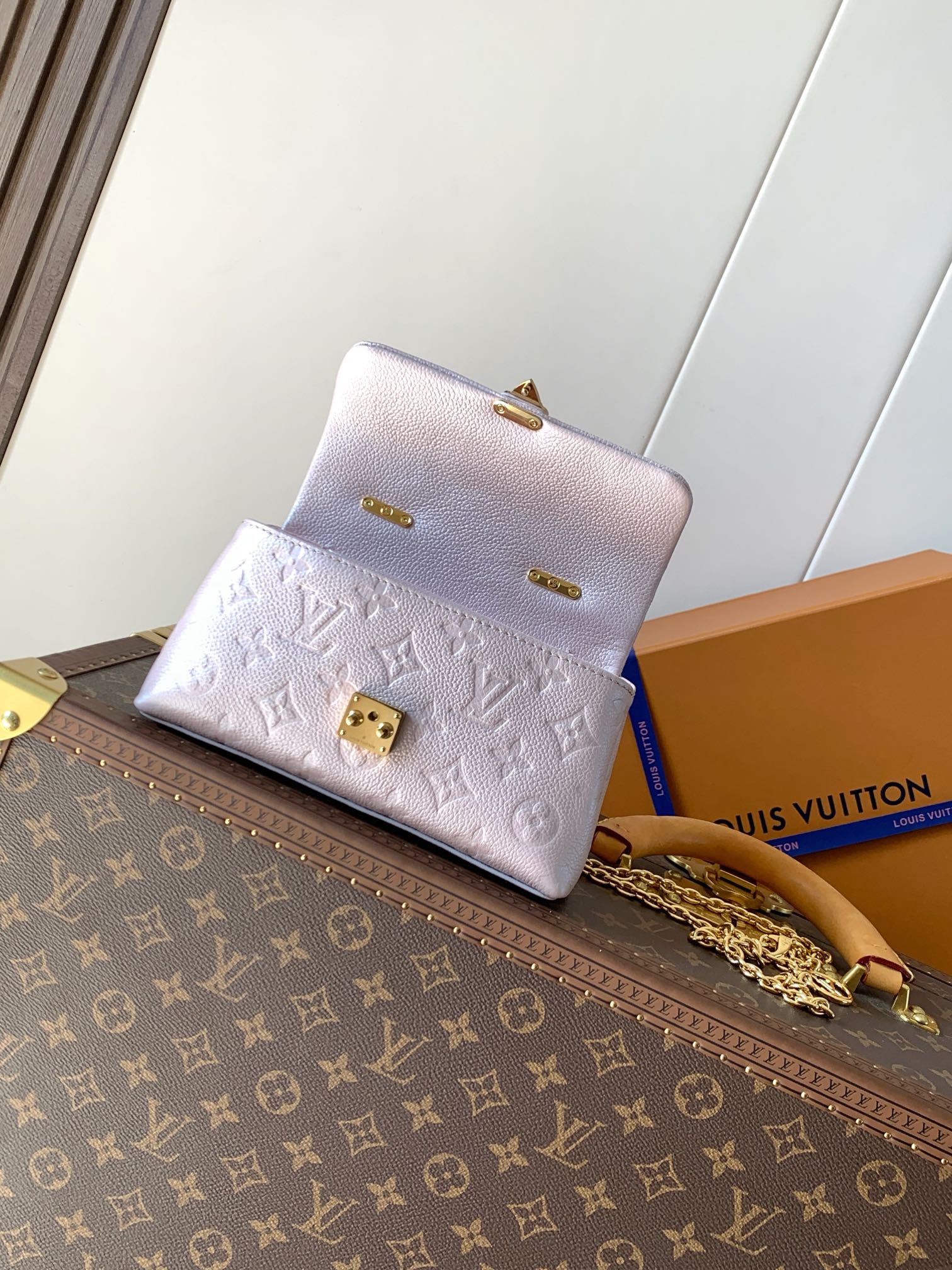 Louis Vuitton 本款 Nano Madeleine 手袋携当季色调加入 Shimmery 系列