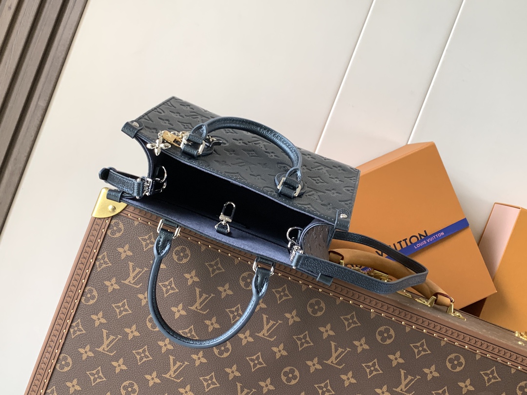 💰580顶级原单，变码芯片
M27042珠光蓝 
M46833白蓝丝印 M45654白丝印
M45659黑印M45654白色
M45779杏印M45653黑色
本款 OnTheGo Tote 手袋 LV 岩松版 onthego 手袋 雪鞋采用了独特的&ldquo;闪亮墨水&rdquo;配色，其设计灵感源自冬夜的迷人魅力。它由带有字母图案的&ldquo;恩普雷蒂&rdquo;皮革制成，并以珠光效果加以修饰，还配有一个三色金属吊坠，该吊坠可以拆卸并安装在其他配饰上。其标志性细节包括一个钥匙环、一个银色调的挂锁和钥匙，所有这些都彰显了该品牌在行李箱制造方面的传统技艺。其充裕内里可容纳笔记本电脑及其他办公用品，全皮压花妈咪袋小bb号，长短手柄便于手提或肩背。尺寸：25.0 x 11.0 x 19.0 厘米。