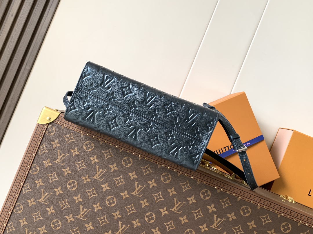 💰580顶级原单，变码芯片
M27042珠光蓝 
M46833白蓝丝印 M45654白丝印
M45659黑印M45654白色
M45779杏印M45653黑色
本款 OnTheGo Tote 手袋 LV 岩松版 onthego 手袋 雪鞋采用了独特的&ldquo;闪亮墨水&rdquo;配色，其设计灵感源自冬夜的迷人魅力。它由带有字母图案的&ldquo;恩普雷蒂&rdquo;皮革制成，并以珠光效果加以修饰，还配有一个三色金属吊坠，该吊坠可以拆卸并安装在其他配饰上。其标志性细节包括一个钥匙环、一个银色调的挂锁和钥匙，所有这些都彰显了该品牌在行李箱制造方面的传统技艺。其充裕内里可容纳笔记本电脑及其他办公用品，全皮压花妈咪袋小bb号，长短手柄便于手提或肩背。尺寸：25.0 x 11.0 x 19.0 厘米。