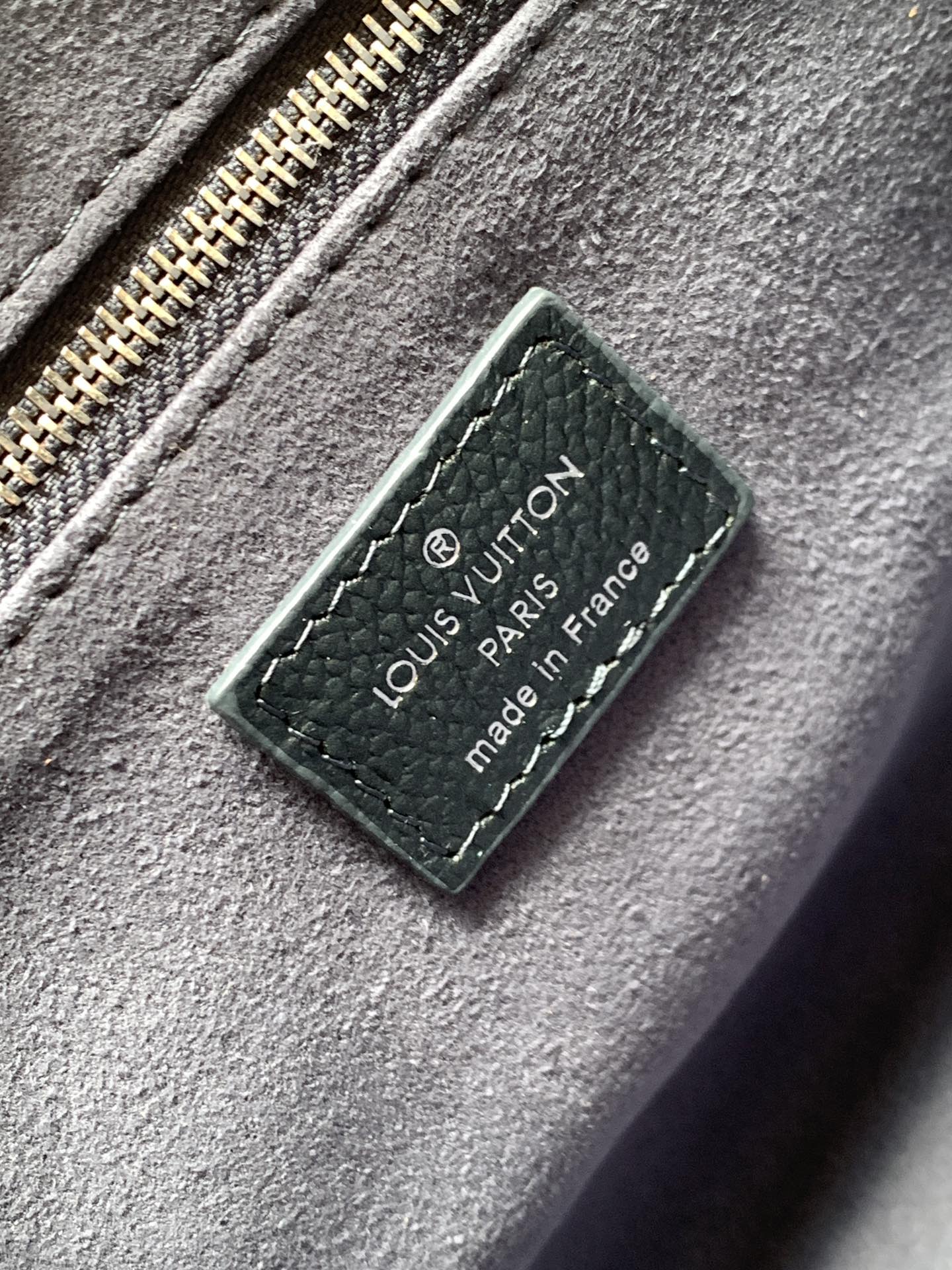 💰580顶级原单，变码芯片
M27042珠光蓝 
M46833白蓝丝印 M45654白丝印
M45659黑印M45654白色
M45779杏印M45653黑色
本款 OnTheGo Tote 手袋 LV 岩松版 onthego 手袋 雪鞋采用了独特的&ldquo;闪亮墨水&rdquo;配色，其设计灵感源自冬夜的迷人魅力。它由带有字母图案的&ldquo;恩普雷蒂&rdquo;皮革制成，并以珠光效果加以修饰，还配有一个三色金属吊坠，该吊坠可以拆卸并安装在其他配饰上。其标志性细节包括一个钥匙环、一个银色调的挂锁和钥匙，所有这些都彰显了该品牌在行李箱制造方面的传统技艺。其充裕内里可容纳笔记本电脑及其他办公用品，全皮压花妈咪袋小bb号，长短手柄便于手提或肩背。尺寸：25.0 x 11.0 x 19.0 厘米。