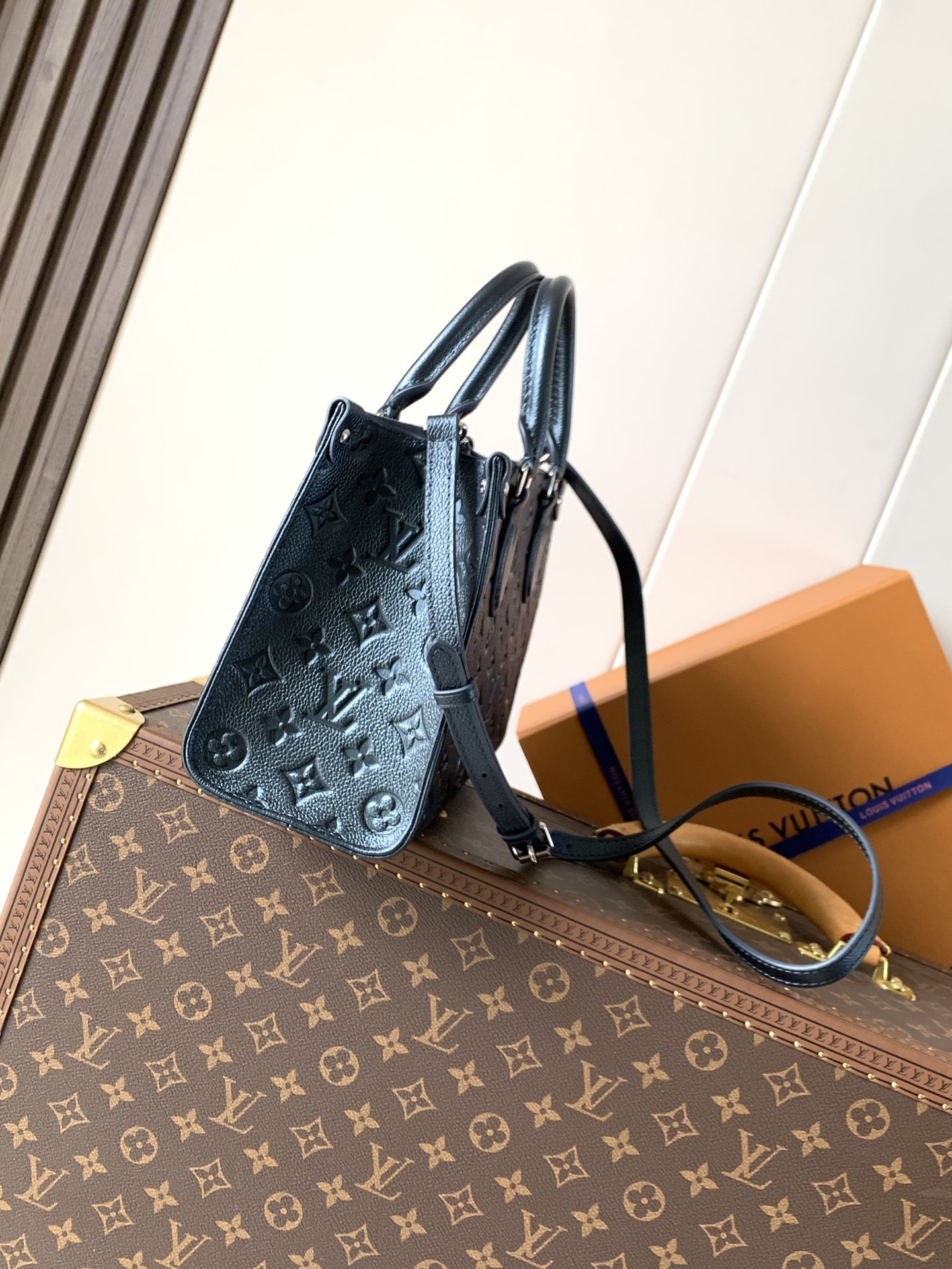 💰580顶级原单，变码芯片
M27042珠光蓝 
M46833白蓝丝印 M45654白丝印
M45659黑印M45654白色
M45779杏印M45653黑色
本款 OnTheGo Tote 手袋 LV 岩松版 onthego 手袋 雪鞋采用了独特的&ldquo;闪亮墨水&rdquo;配色，其设计灵感源自冬夜的迷人魅力。它由带有字母图案的&ldquo;恩普雷蒂&rdquo;皮革制成，并以珠光效果加以修饰，还配有一个三色金属吊坠，该吊坠可以拆卸并安装在其他配饰上。其标志性细节包括一个钥匙环、一个银色调的挂锁和钥匙，所有这些都彰显了该品牌在行李箱制造方面的传统技艺。其充裕内里可容纳笔记本电脑及其他办公用品，全皮压花妈咪袋小bb号，长短手柄便于手提或肩背。尺寸：25.0 x 11.0 x 19.0 厘米。