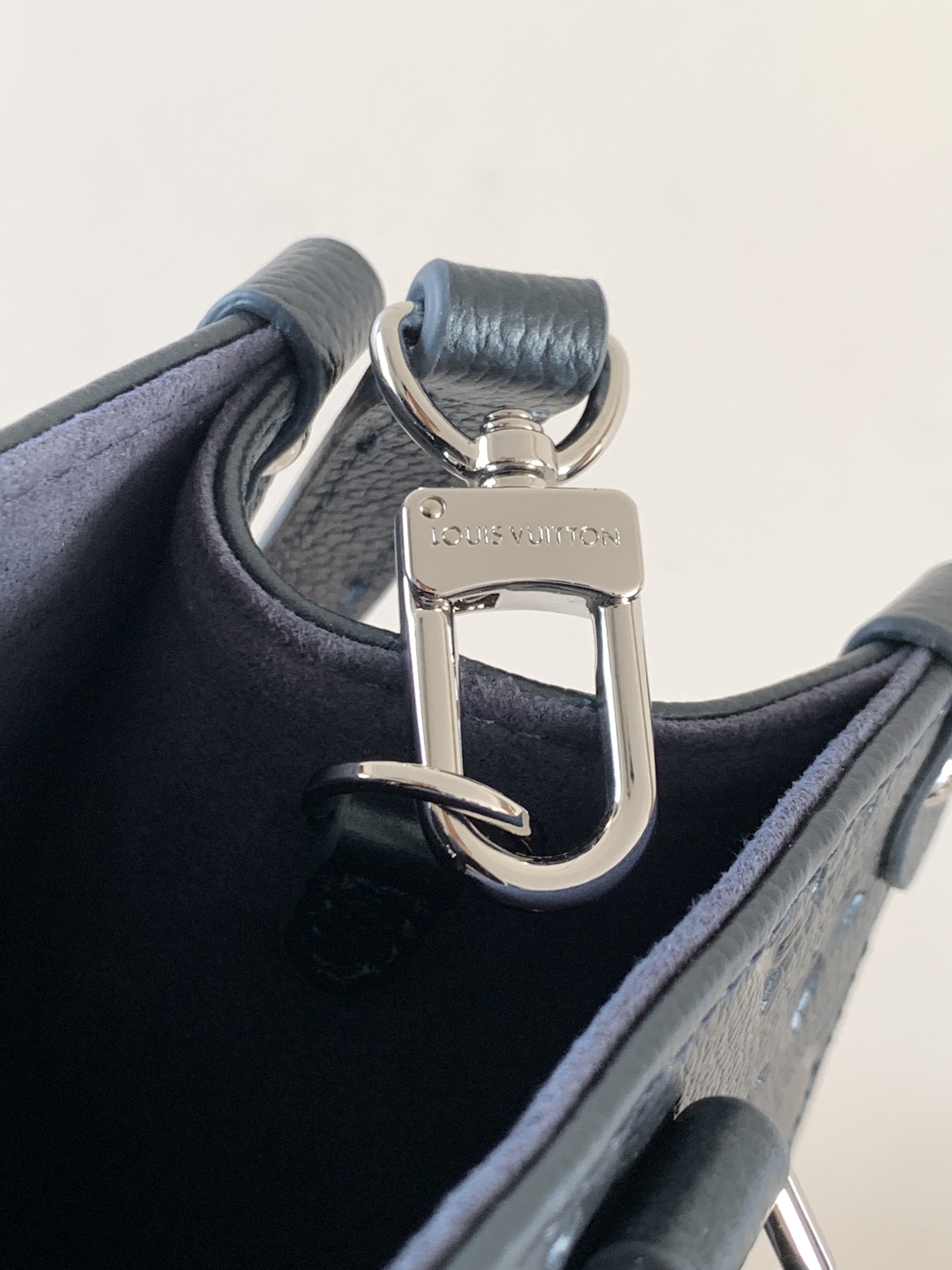 💰580顶级原单，变码芯片
M27042珠光蓝 
M46833白蓝丝印 M45654白丝印
M45659黑印M45654白色
M45779杏印M45653黑色
本款 OnTheGo Tote 手袋 LV 岩松版 onthego 手袋 雪鞋采用了独特的&ldquo;闪亮墨水&rdquo;配色，其设计灵感源自冬夜的迷人魅力。它由带有字母图案的&ldquo;恩普雷蒂&rdquo;皮革制成，并以珠光效果加以修饰，还配有一个三色金属吊坠，该吊坠可以拆卸并安装在其他配饰上。其标志性细节包括一个钥匙环、一个银色调的挂锁和钥匙，所有这些都彰显了该品牌在行李箱制造方面的传统技艺。其充裕内里可容纳笔记本电脑及其他办公用品，全皮压花妈咪袋小bb号，长短手柄便于手提或肩背。尺寸：25.0 x 11.0 x 19.0 厘米。