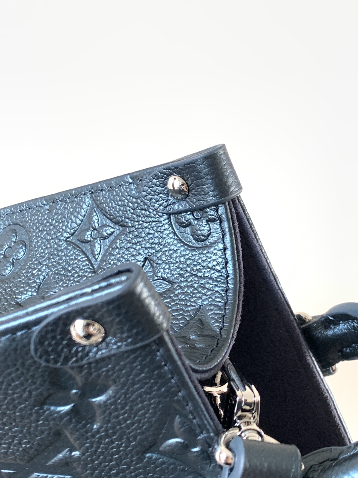 💰580顶级原单，变码芯片
M27042珠光蓝 
M46833白蓝丝印 M45654白丝印
M45659黑印M45654白色
M45779杏印M45653黑色
本款 OnTheGo Tote 手袋 LV 岩松版 onthego 手袋 雪鞋采用了独特的&ldquo;闪亮墨水&rdquo;配色，其设计灵感源自冬夜的迷人魅力。它由带有字母图案的&ldquo;恩普雷蒂&rdquo;皮革制成，并以珠光效果加以修饰，还配有一个三色金属吊坠，该吊坠可以拆卸并安装在其他配饰上。其标志性细节包括一个钥匙环、一个银色调的挂锁和钥匙，所有这些都彰显了该品牌在行李箱制造方面的传统技艺。其充裕内里可容纳笔记本电脑及其他办公用品，全皮压花妈咪袋小bb号，长短手柄便于手提或肩背。尺寸：25.0 x 11.0 x 19.0 厘米。