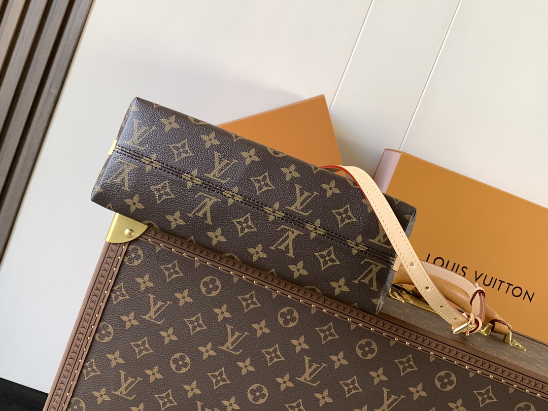 💰480顶级原单，变码芯片M27825
Multipass 手袋正如其名，是一款适合多种场合的现代风格手袋。它从 Express 手袋中汲取灵感，采用标志性的 Monogram 帆布打造随性垂坠包身，并辅以撞色 VVN 牛皮革饰边。金属件为整体增添干练气质，配备可拆卸编织链条。

26 x 10 x 30 厘米 
(高 x 宽 x 长度)
Monogram 涂层帆布牛皮革饰边织物内衬金属件可收纳 11 寸平板电脑、智能手机、耳机、Cl&eacute;mence 钱夹、笔记本和太阳眼镜
链条：可拆卸
链条半长：30.0 厘米