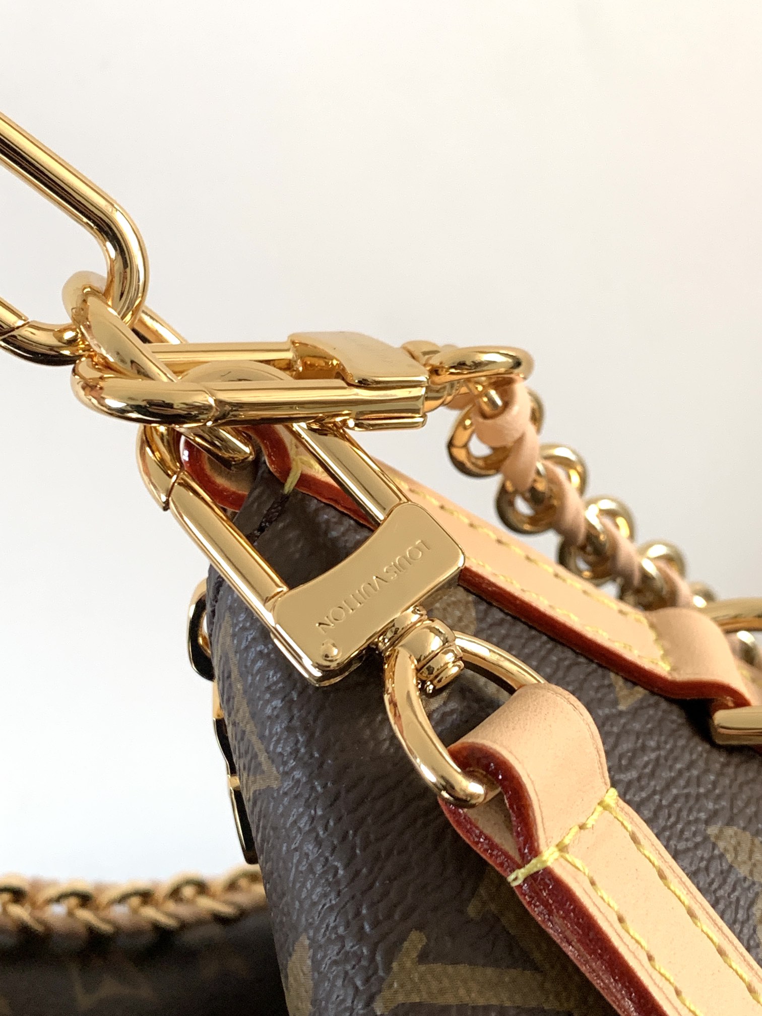 💰480顶级原单，变码芯片M27825
Multipass 手袋正如其名，是一款适合多种场合的现代风格手袋。它从 Express 手袋中汲取灵感，采用标志性的 Monogram 帆布打造随性垂坠包身，并辅以撞色 VVN 牛皮革饰边。金属件为整体增添干练气质，配备可拆卸编织链条。

26 x 10 x 30 厘米 
(高 x 宽 x 长度)
Monogram 涂层帆布牛皮革饰边织物内衬金属件可收纳 11 寸平板电脑、智能手机、耳机、Cl&eacute;mence 钱夹、笔记本和太阳眼镜
链条：可拆卸
链条半长：30.0 厘米