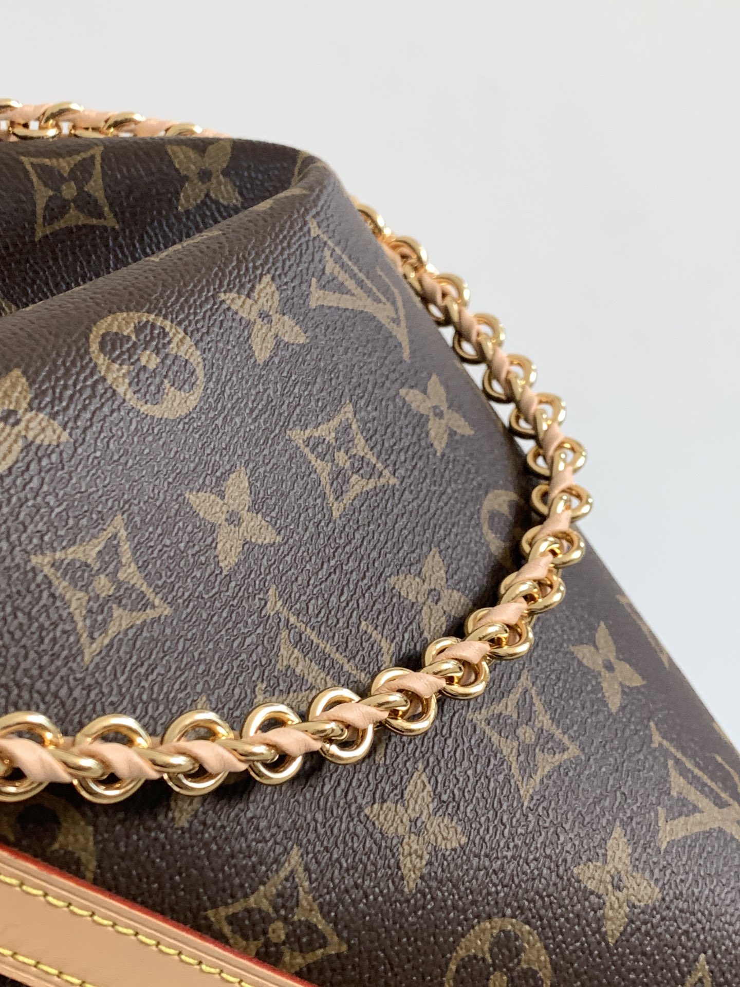 💰480顶级原单，变码芯片M27825
Multipass 手袋正如其名，是一款适合多种场合的现代风格手袋。它从 Express 手袋中汲取灵感，采用标志性的 Monogram 帆布打造随性垂坠包身，并辅以撞色 VVN 牛皮革饰边。金属件为整体增添干练气质，配备可拆卸编织链条。

26 x 10 x 30 厘米 
(高 x 宽 x 长度)
Monogram 涂层帆布牛皮革饰边织物内衬金属件可收纳 11 寸平板电脑、智能手机、耳机、Cl&eacute;mence 钱夹、笔记本和太阳眼镜
链条：可拆卸
链条半长：30.0 厘米