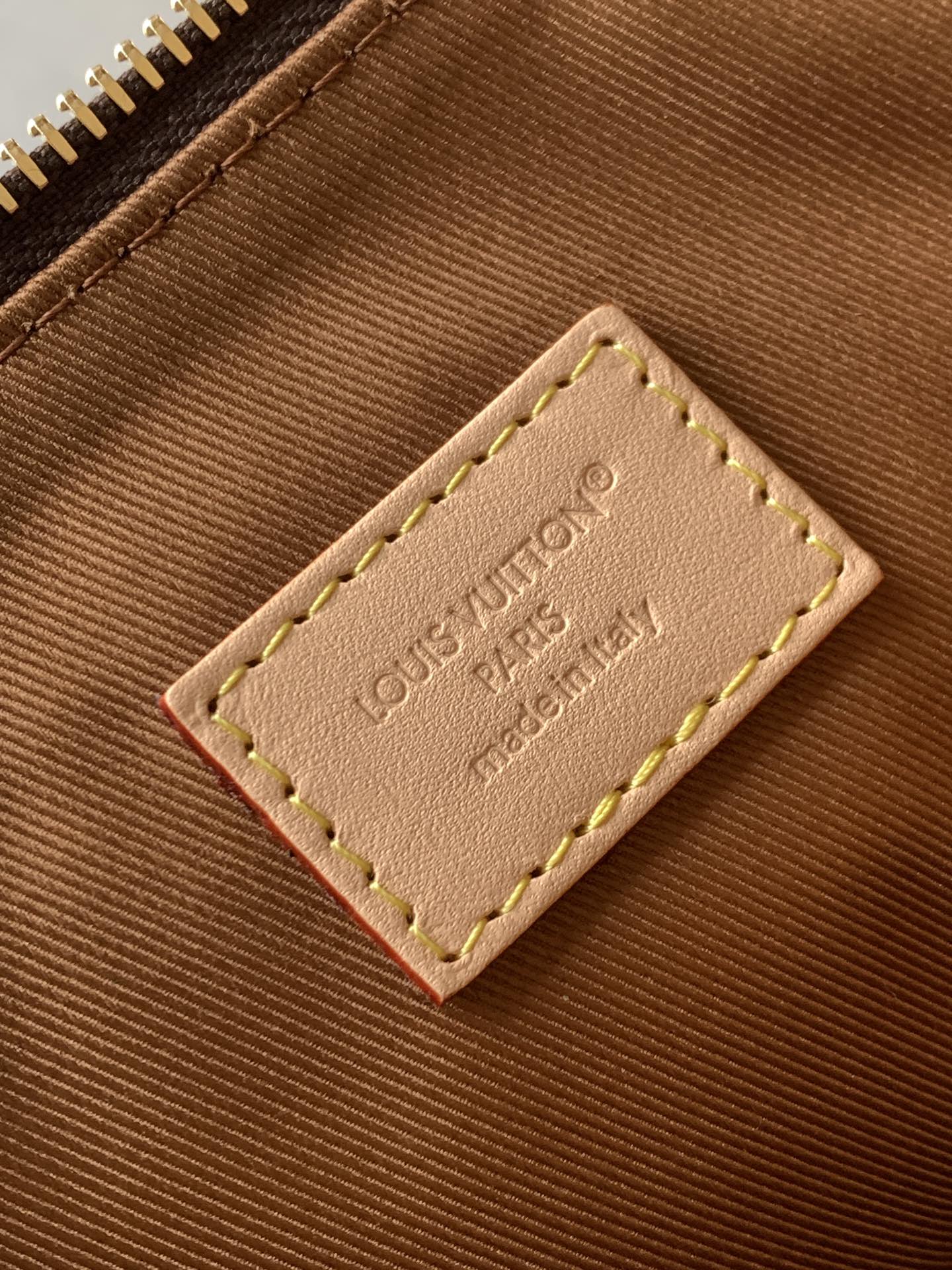 💰480顶级原单，变码芯片M27825
Multipass 手袋正如其名，是一款适合多种场合的现代风格手袋。它从 Express 手袋中汲取灵感，采用标志性的 Monogram 帆布打造随性垂坠包身，并辅以撞色 VVN 牛皮革饰边。金属件为整体增添干练气质，配备可拆卸编织链条。

26 x 10 x 30 厘米 
(高 x 宽 x 长度)
Monogram 涂层帆布牛皮革饰边织物内衬金属件可收纳 11 寸平板电脑、智能手机、耳机、Cl&eacute;mence 钱夹、笔记本和太阳眼镜
链条：可拆卸
链条半长：30.0 厘米