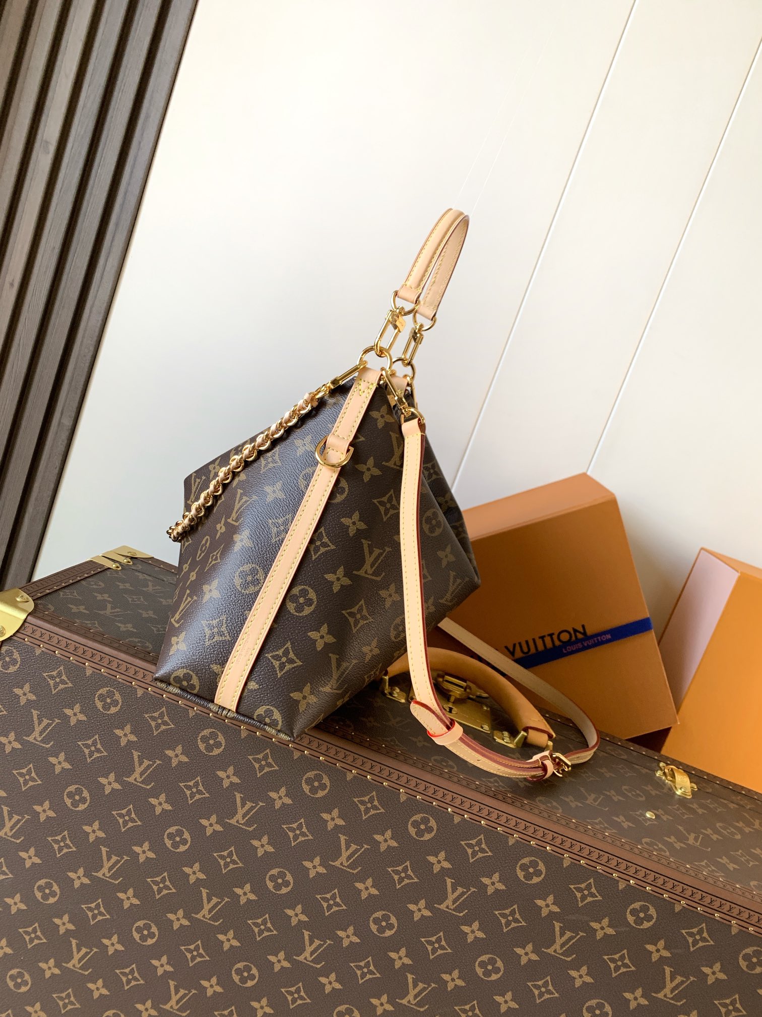 💰480顶级原单，变码芯片M27825
Multipass 手袋正如其名，是一款适合多种场合的现代风格手袋。它从 Express 手袋中汲取灵感，采用标志性的 Monogram 帆布打造随性垂坠包身，并辅以撞色 VVN 牛皮革饰边。金属件为整体增添干练气质，配备可拆卸编织链条。

26 x 10 x 30 厘米 
(高 x 宽 x 长度)
Monogram 涂层帆布牛皮革饰边织物内衬金属件可收纳 11 寸平板电脑、智能手机、耳机、Cl&eacute;mence 钱夹、笔记本和太阳眼镜
链条：可拆卸
链条半长：30.0 厘米