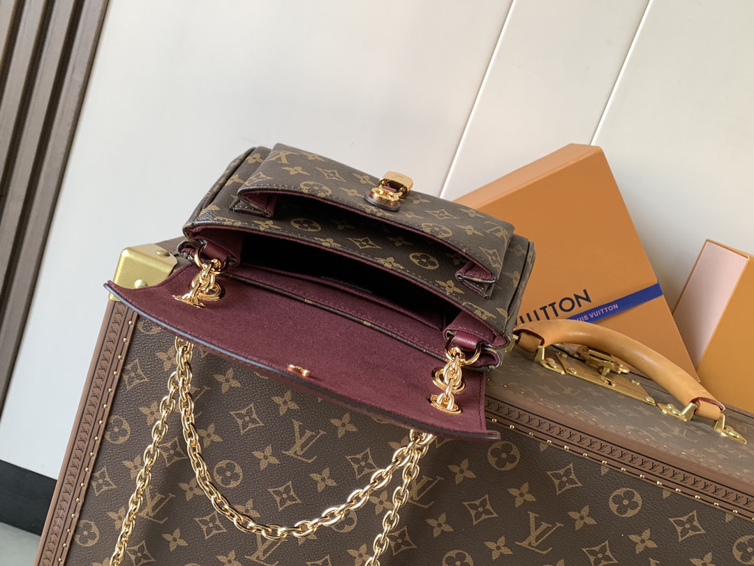 Louis Vuitton 这款BB手袋以巴黎 而富有艺术气息的圣-杰曼街区命名 无论是白天还是夜晚 它都是一个 的选择