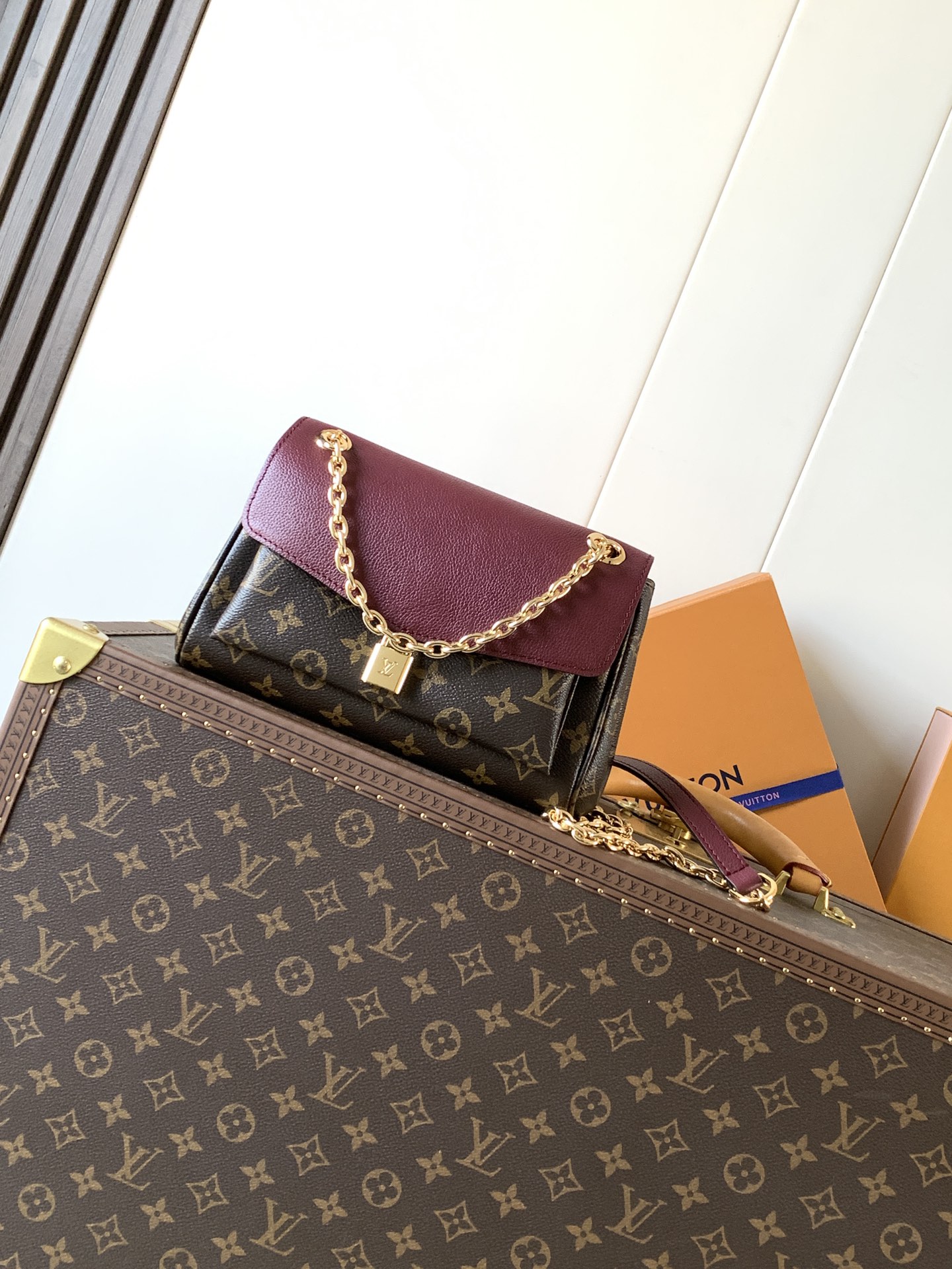 Louis Vuitton 这款BB手袋以巴黎 而富有艺术气息的圣-杰曼街区命名 无论是白天还是夜晚 它都是一个 的选择