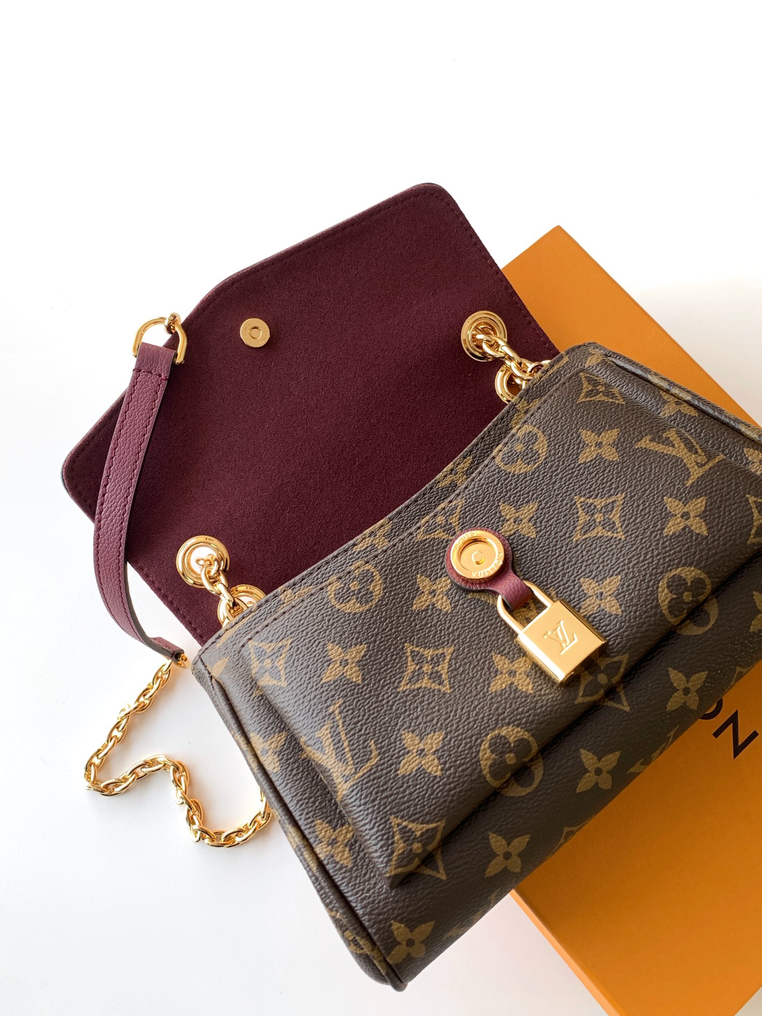 Louis Vuitton 这款BB手袋以巴黎 而富有艺术气息的圣-杰曼街区命名 无论是白天还是夜晚 它都是一个 的选择