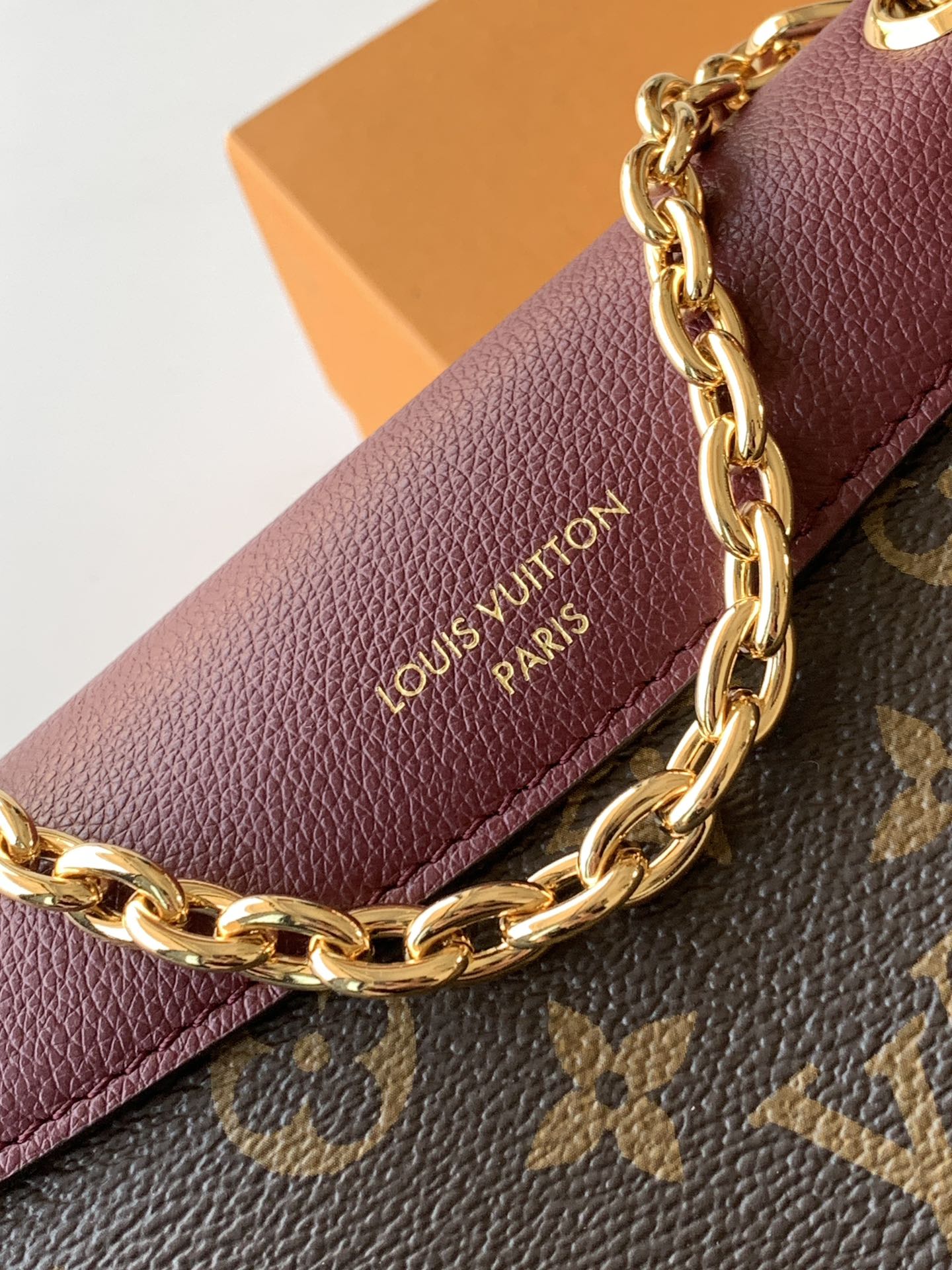 Louis Vuitton 这款BB手袋以巴黎 而富有艺术气息的圣-杰曼街区命名 无论是白天还是夜晚 它都是一个 的选择
