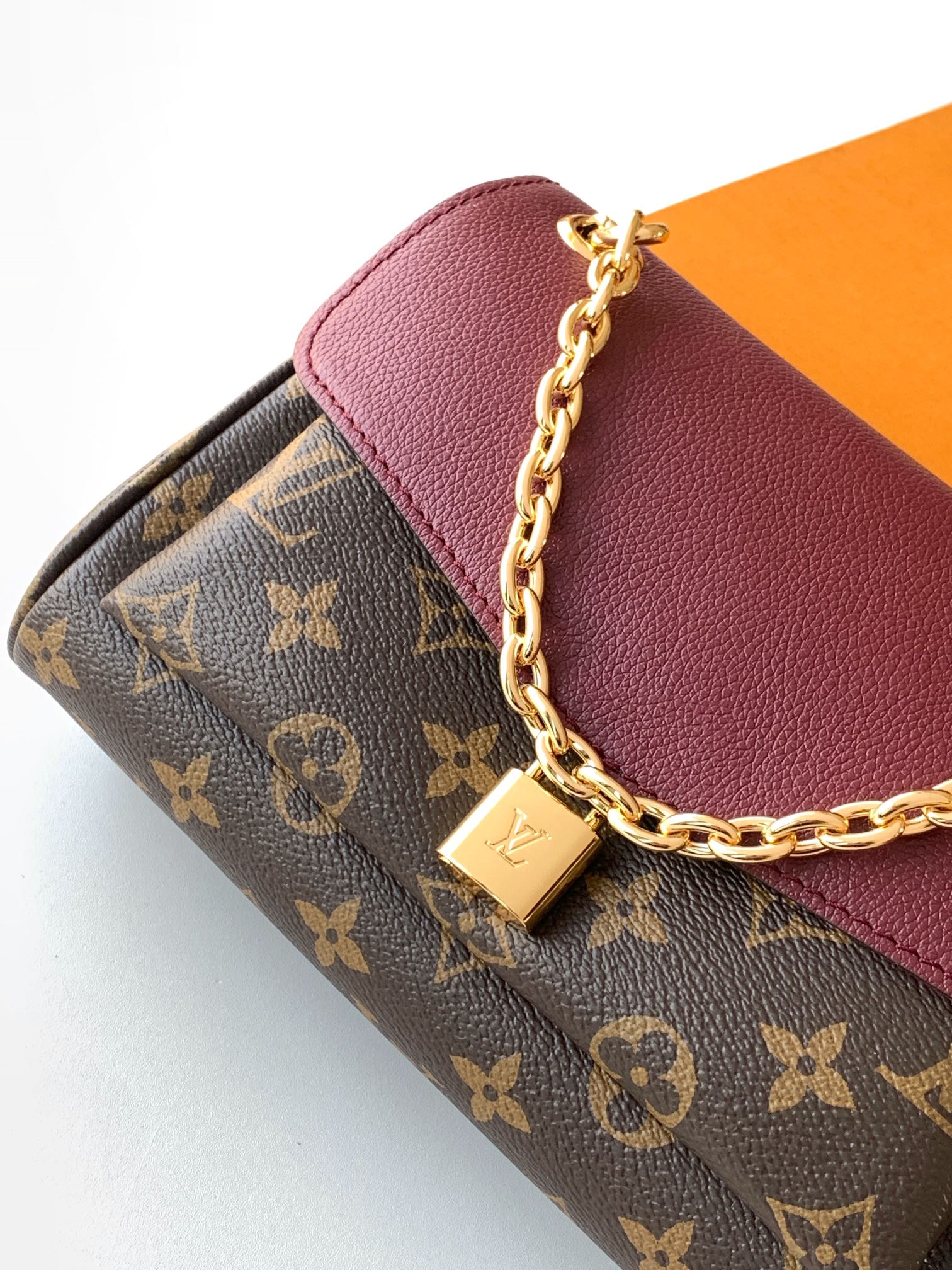 Louis Vuitton 这款BB手袋以巴黎 而富有艺术气息的圣-杰曼街区命名 无论是白天还是夜晚 它都是一个 的选择