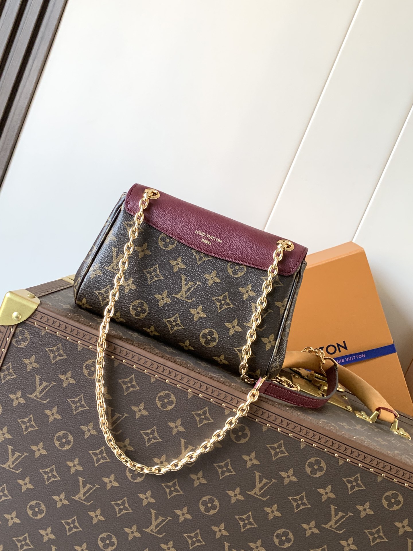 Louis Vuitton 这款BB手袋以巴黎 而富有艺术气息的圣-杰曼街区命名 无论是白天还是夜晚 它都是一个 的选择