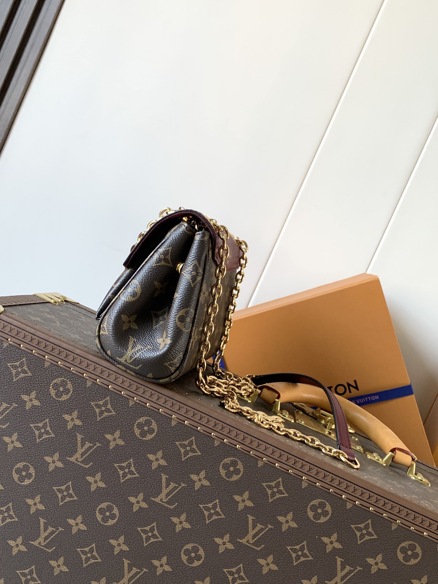Louis Vuitton 这款BB手袋以巴黎 而富有艺术气息的圣-杰曼街区命名 无论是白天还是夜晚 它都是一个 的选择