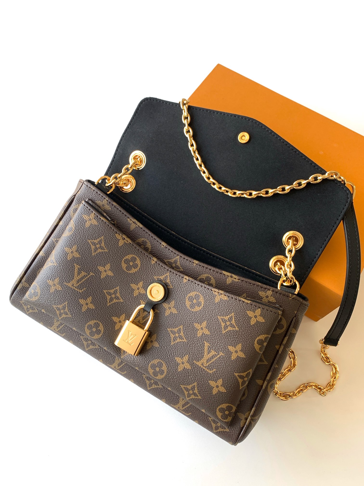 Louis Vuitton Saint-Germain PM手袋出自优雅的巴黎街区 她以这个名字著称 灵感十足