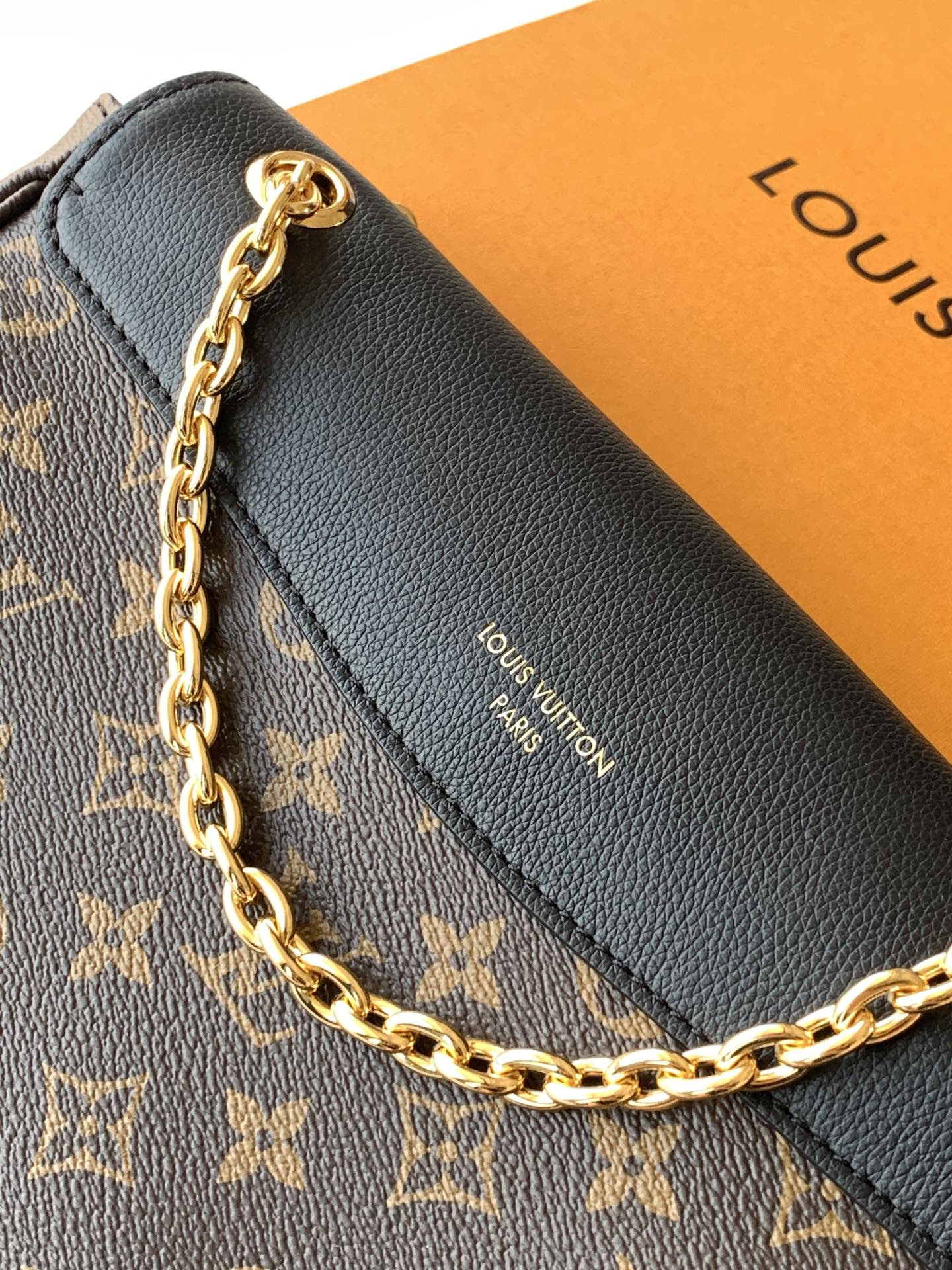 Louis Vuitton Saint-Germain PM手袋出自优雅的巴黎街区 她以这个名字著称 灵感十足