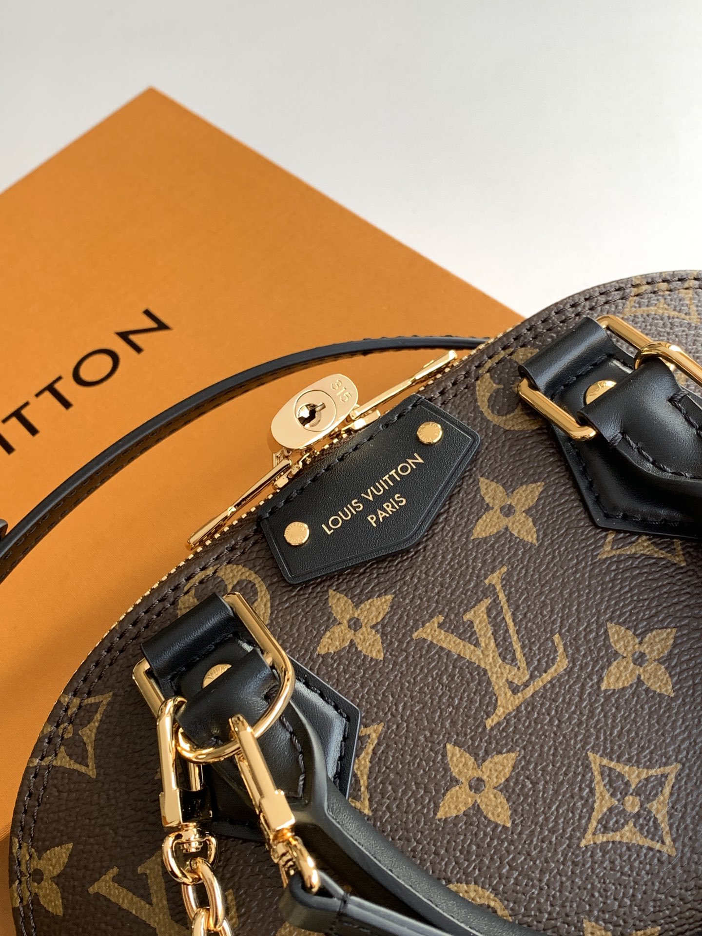 💰800顶级原单,变码芯片M26084
Alma BB 手袋经焕新演绎,成为 Trunk 系列的新成员,以经典标识致敬品牌悠久的旅行文化。手袋甄选 Monogram 帆布,搭配深邃皮革饰边,并以耀目金属包角和饰钉点缀。此版本配有可拆卸链条,可与可调节肩带搭配或单独使用。
19 x 11 x 22 厘米
(高 x 宽 x 长度)
Monogram 涂层帆布牛皮革饰边织物内衬金属件拉链开合,配有挂锁和钥匙内贴袋可收纳 6.7 寸智能手机、耳机、Rosalie 零钱包、钥匙和口红
肩带:可拆卸,可调节
包带半长:50.0 厘米
包带半长可调至:66.0 厘米
链条:可拆卸
链条半长:22.0 厘米
手柄:双手柄