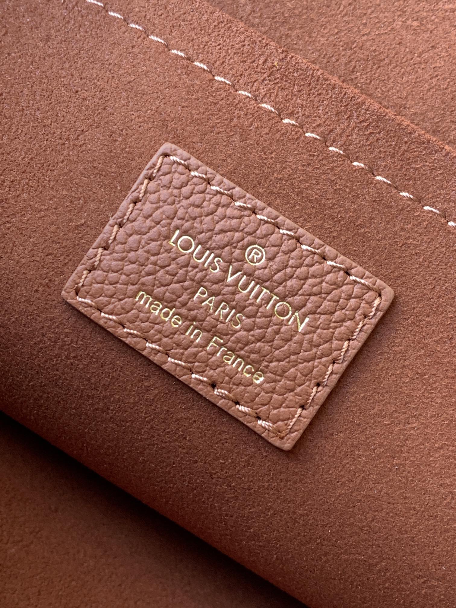 💰550顶级原单，变码芯片
M28661棕色 M26409黑色
本款Alma BB 手袋以House的非常柔软的Monogram Anflenft皮革材质展现的标志性的Alma BB。从1934年设计的Squire手提包中获得灵感的结构性轮廓。装饰了签名的长键和垫锁，加上了精致的金色色调的硬件。不仅可以收纳平板电脑和日常必需品，还可以收纳笔记本的宽敞尺寸。

尺寸：23.5 x 17.5 x 11.5厘米