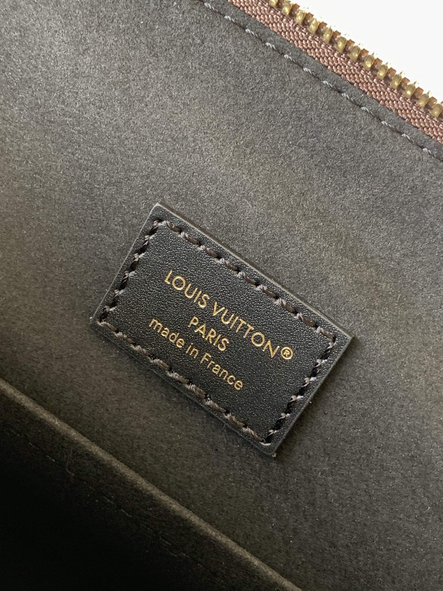 💰630顶级原单，变码芯片M27216
Trunk 系列迎来 Alma 小号手袋的当代新款，以精致的金属件致敬品牌的旅行传承。手袋由 Monogram 帆布制成，饰有牛皮革饰边，并配有耀目包角和标志性挂锁，挂锁外框缀有皮革贴片。这款易搭设计既可手提，亦可搭配链条背携。

25 x 16 x 31 厘米 
(高 x 宽 x 长度)
Monogram 涂层帆布牛皮革饰边织物内衬金属件拉链开合，配有挂锁和钥匙内贴袋可收纳智能手机、耳机、Cl&eacute;mence 钱夹、笔记本和太阳眼镜
链条：可拆卸
链条半长：19.0 厘米
手柄：双手柄