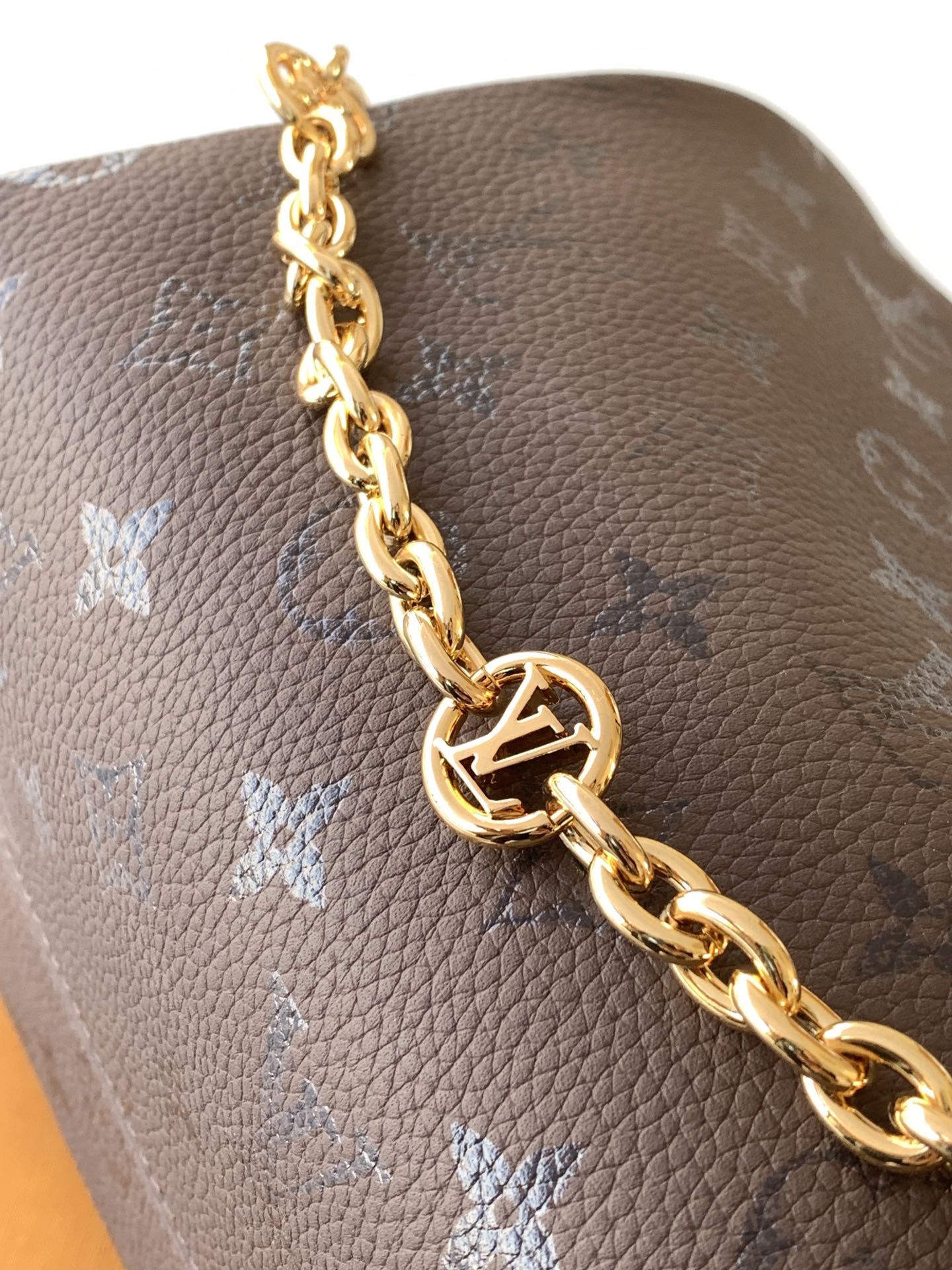 Louis Vuitton 本款 Speedy Bandoulière 25 手袋以牛皮革缔造抱枕般的柔软触感