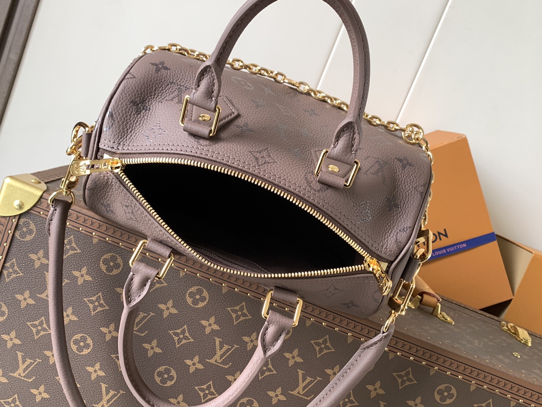 Louis Vuitton 本款 Speedy Bandoulière 25 手袋以牛皮革缔造抱枕般的柔软触感