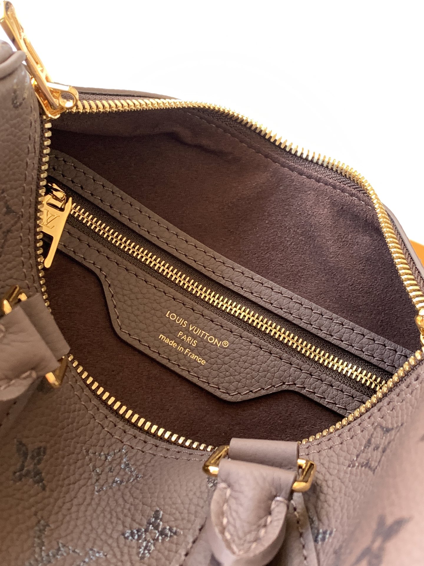 Louis Vuitton 本款 Speedy Bandoulière 25 手袋以牛皮革缔造抱枕般的柔软触感