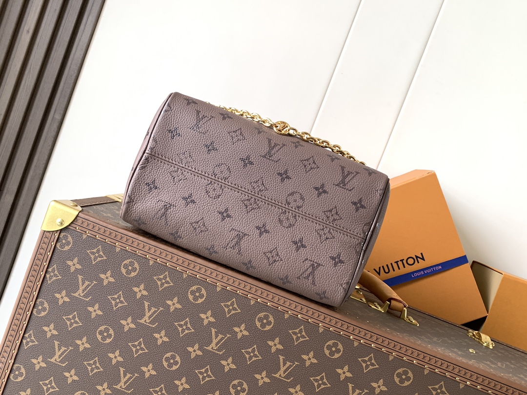 Louis Vuitton 本款 Speedy Bandoulière 25 手袋以牛皮革缔造抱枕般的柔软触感