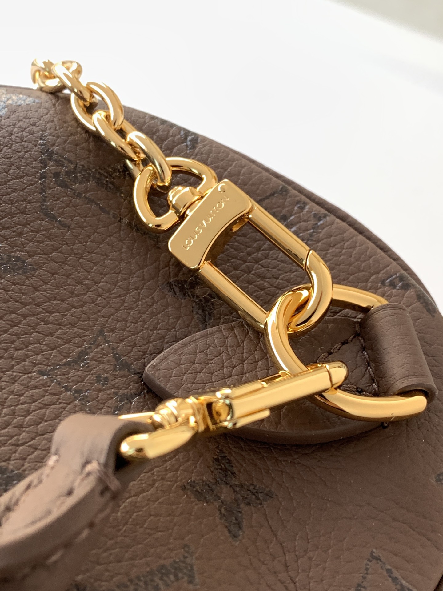 Louis Vuitton 本款 Speedy Bandoulière 25 手袋以牛皮革缔造抱枕般的柔软触感