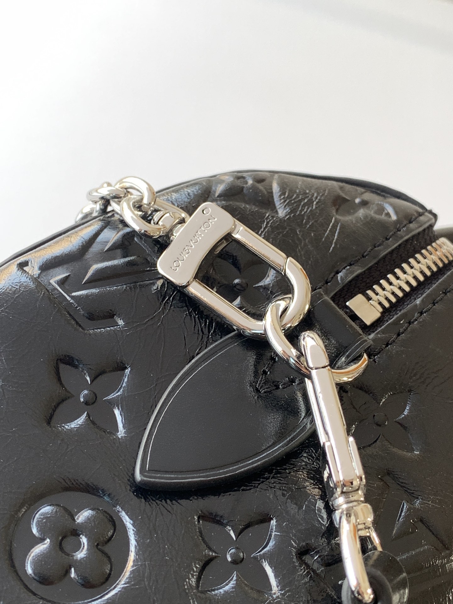 💰600顶级原单，变码芯片M27921黑色
这款 Speedy Trunk 20 手袋以品牌的 Monogram Saga 标识焕新演绎，散发出鲜明的摇滚气息。采用牛皮革，辅以硬箱细节，并经过多道专业工序呈现别致复古质感。肩带和链条均可拆卸，可斜挎、肩背或手提。

13.5 x 11 x 20.5 厘米 
(高 x 宽 x 长度)
牛皮革牛皮革饰边织物内衬金属件挂锁内贴袋
肩带：可拆卸，可调节
包带半长：48.0 厘米
包带半长可调至：53.0 厘米
链条：可拆卸
链条半长：13.0 厘米
手柄：双手柄