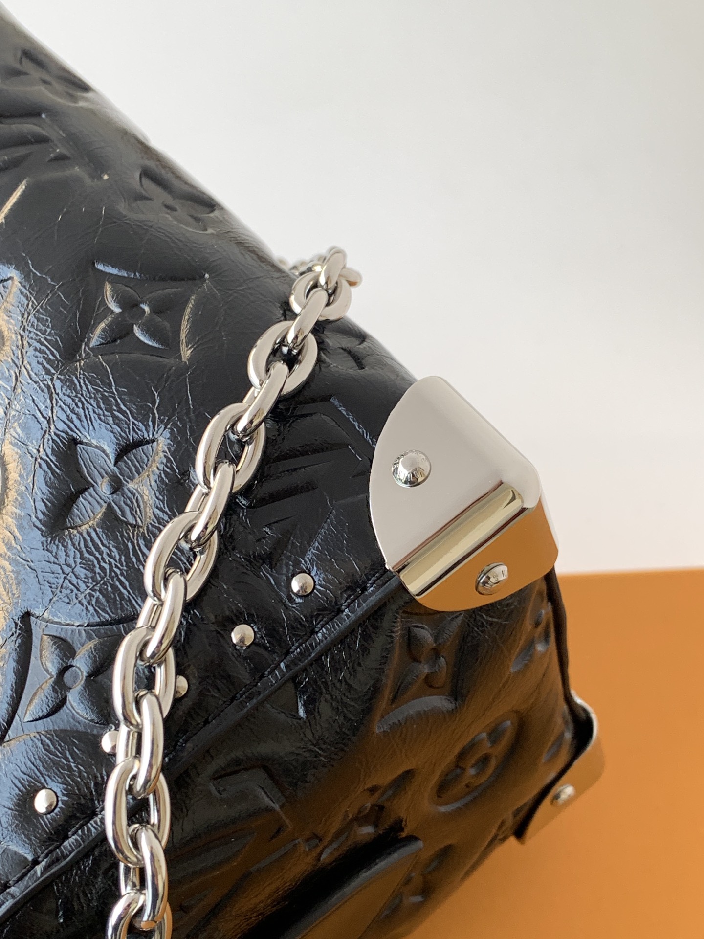 💰600顶级原单，变码芯片M27921黑色
这款 Speedy Trunk 20 手袋以品牌的 Monogram Saga 标识焕新演绎，散发出鲜明的摇滚气息。采用牛皮革，辅以硬箱细节，并经过多道专业工序呈现别致复古质感。肩带和链条均可拆卸，可斜挎、肩背或手提。

13.5 x 11 x 20.5 厘米 
(高 x 宽 x 长度)
牛皮革牛皮革饰边织物内衬金属件挂锁内贴袋
肩带：可拆卸，可调节
包带半长：48.0 厘米
包带半长可调至：53.0 厘米
链条：可拆卸
链条半长：13.0 厘米
手柄：双手柄