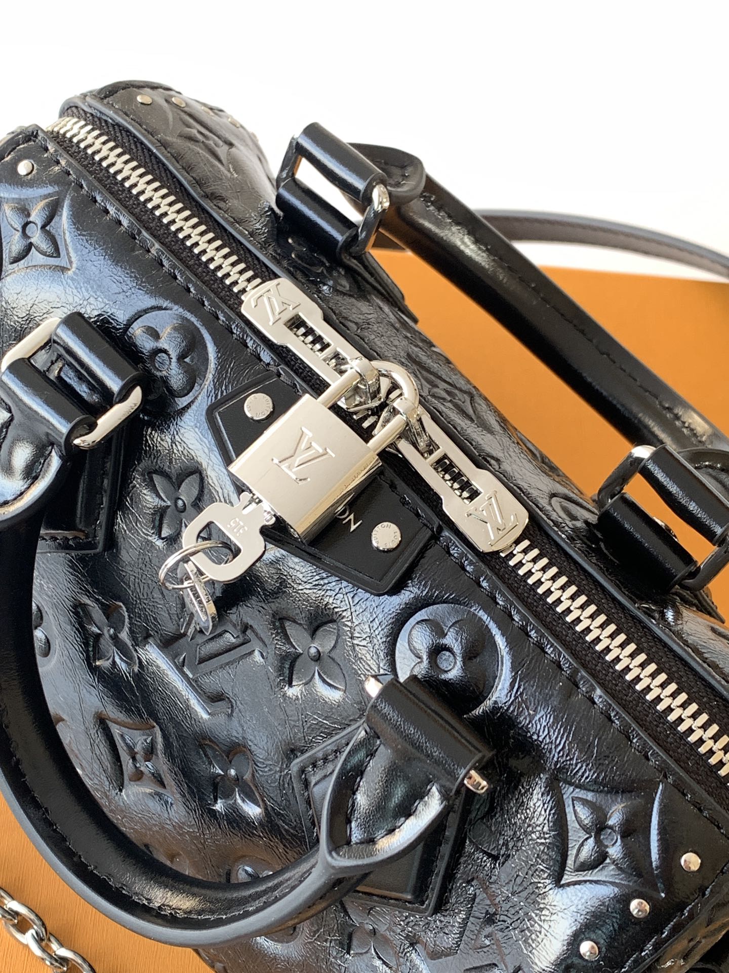 💰600顶级原单，变码芯片M27921黑色
这款 Speedy Trunk 20 手袋以品牌的 Monogram Saga 标识焕新演绎，散发出鲜明的摇滚气息。采用牛皮革，辅以硬箱细节，并经过多道专业工序呈现别致复古质感。肩带和链条均可拆卸，可斜挎、肩背或手提。

13.5 x 11 x 20.5 厘米 
(高 x 宽 x 长度)
牛皮革牛皮革饰边织物内衬金属件挂锁内贴袋
肩带：可拆卸，可调节
包带半长：48.0 厘米
包带半长可调至：53.0 厘米
链条：可拆卸
链条半长：13.0 厘米
手柄：双手柄