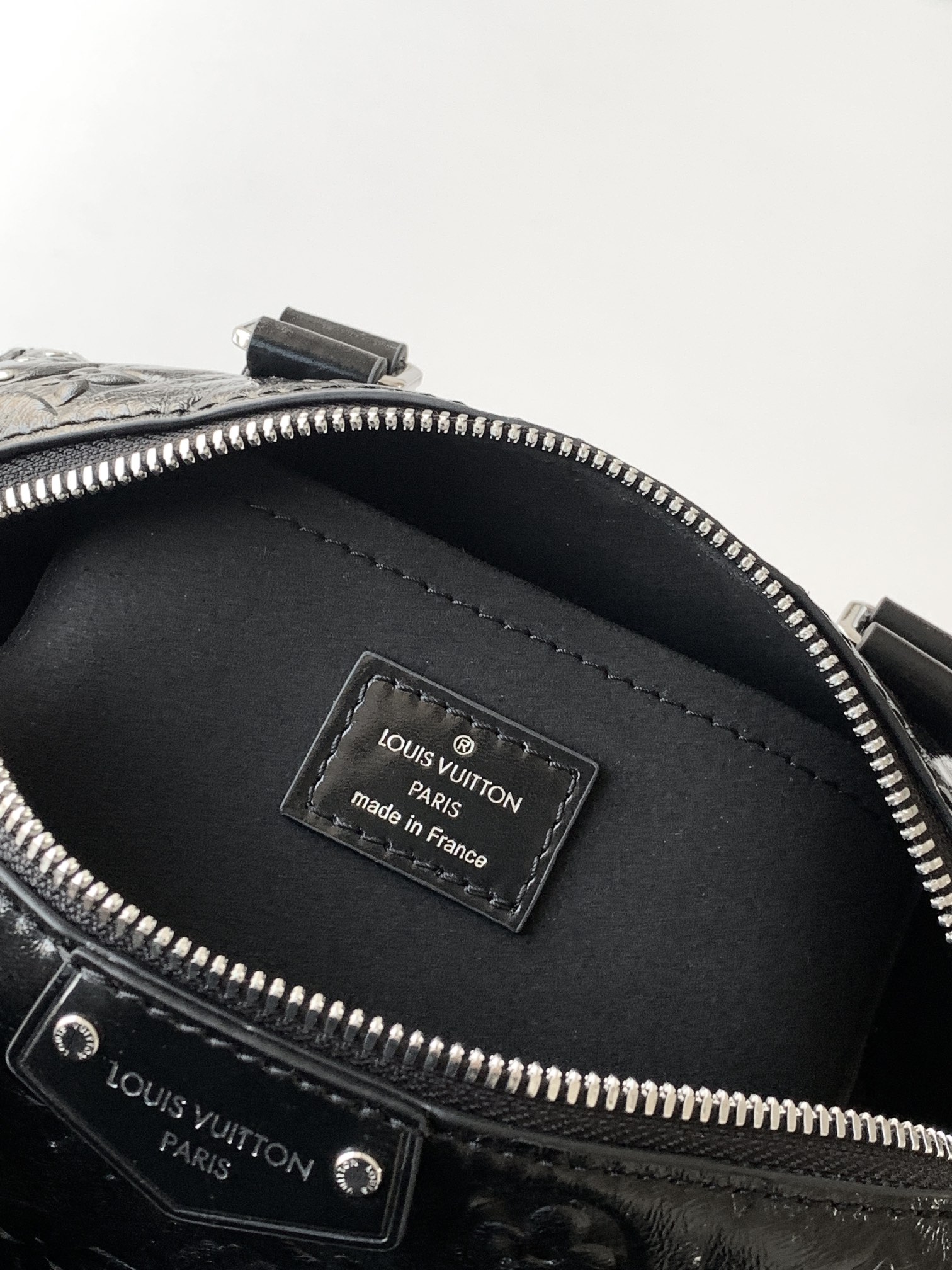 💰600顶级原单，变码芯片M27921黑色
这款 Speedy Trunk 20 手袋以品牌的 Monogram Saga 标识焕新演绎，散发出鲜明的摇滚气息。采用牛皮革，辅以硬箱细节，并经过多道专业工序呈现别致复古质感。肩带和链条均可拆卸，可斜挎、肩背或手提。

13.5 x 11 x 20.5 厘米 
(高 x 宽 x 长度)
牛皮革牛皮革饰边织物内衬金属件挂锁内贴袋
肩带：可拆卸，可调节
包带半长：48.0 厘米
包带半长可调至：53.0 厘米
链条：可拆卸
链条半长：13.0 厘米
手柄：双手柄