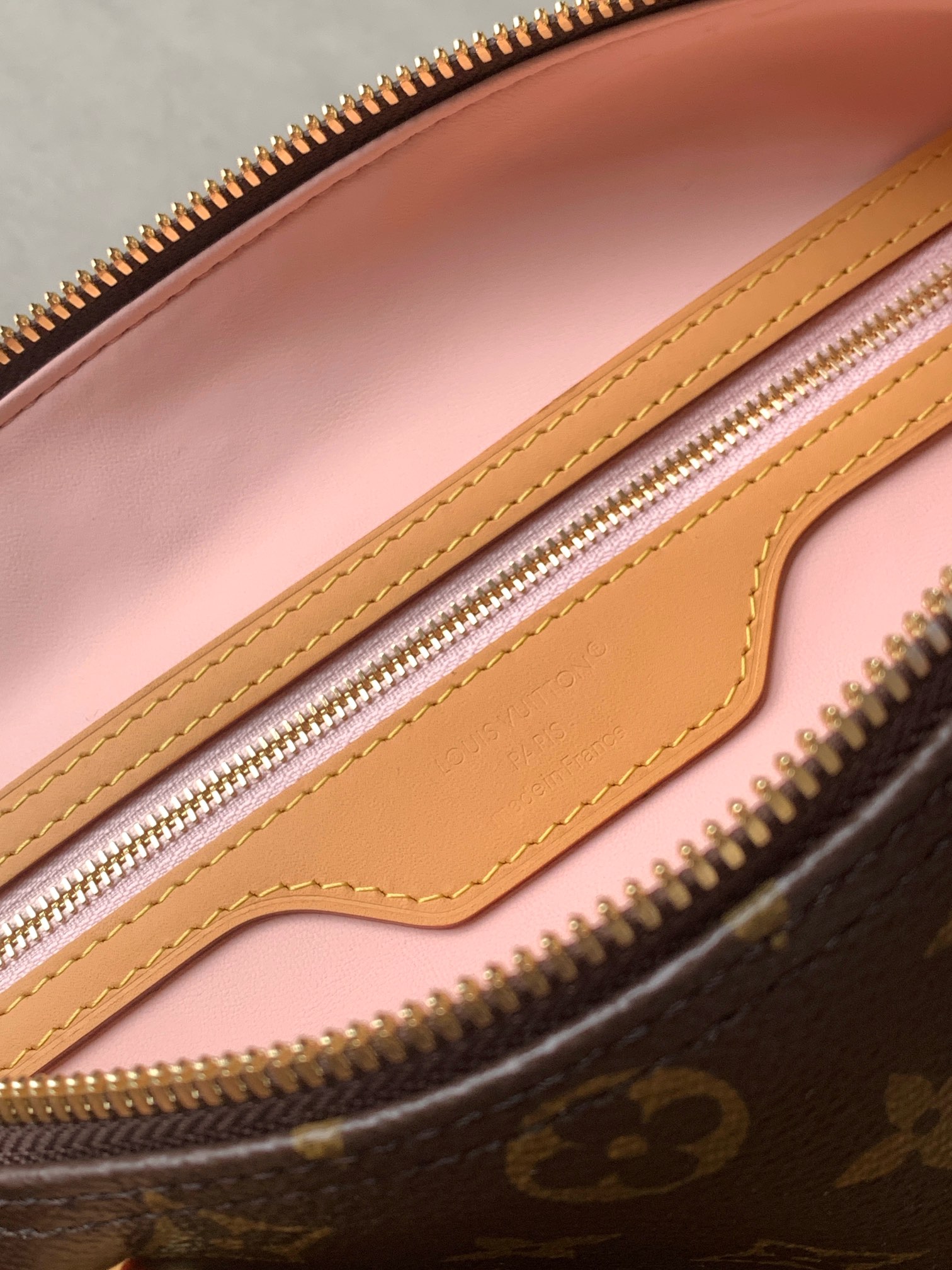 Louis Vuitton 本款路易比通比森尼首尔专属胶囊产品 只能通过LV the Place首尔、新世界The Reserve线下专卖店和客户服务团队购买