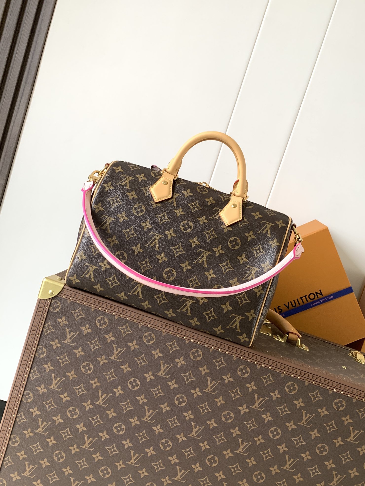 Louis Vuitton 本款路易比通比森尼首尔专属胶囊产品 只能通过LV the Place首尔、新世界The Reserve线下专卖店和客户服务团队购买