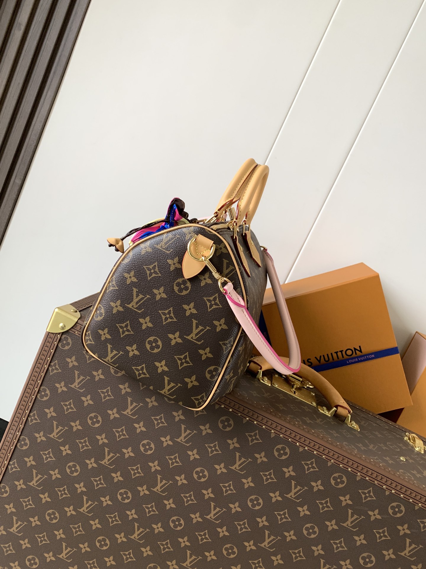 Louis Vuitton 本款路易比通比森尼首尔专属胶囊产品 只能通过LV the Place首尔、新世界The Reserve线下专卖店和客户服务团队购买