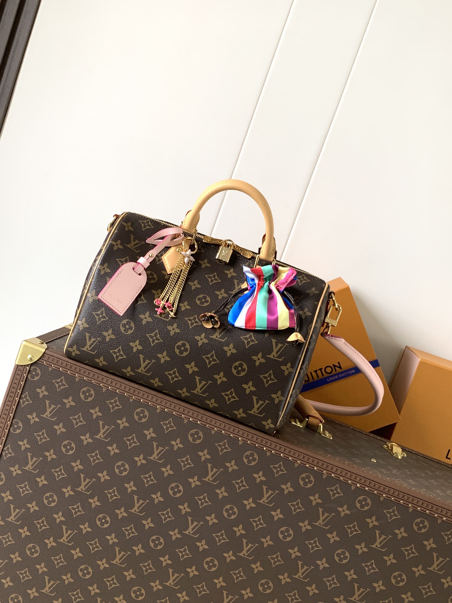 Louis Vuitton 本款路易比通比森尼首尔专属胶囊产品 只能通过LV the Place首尔、新世界The Reserve线下专卖店和客户服务团队购买