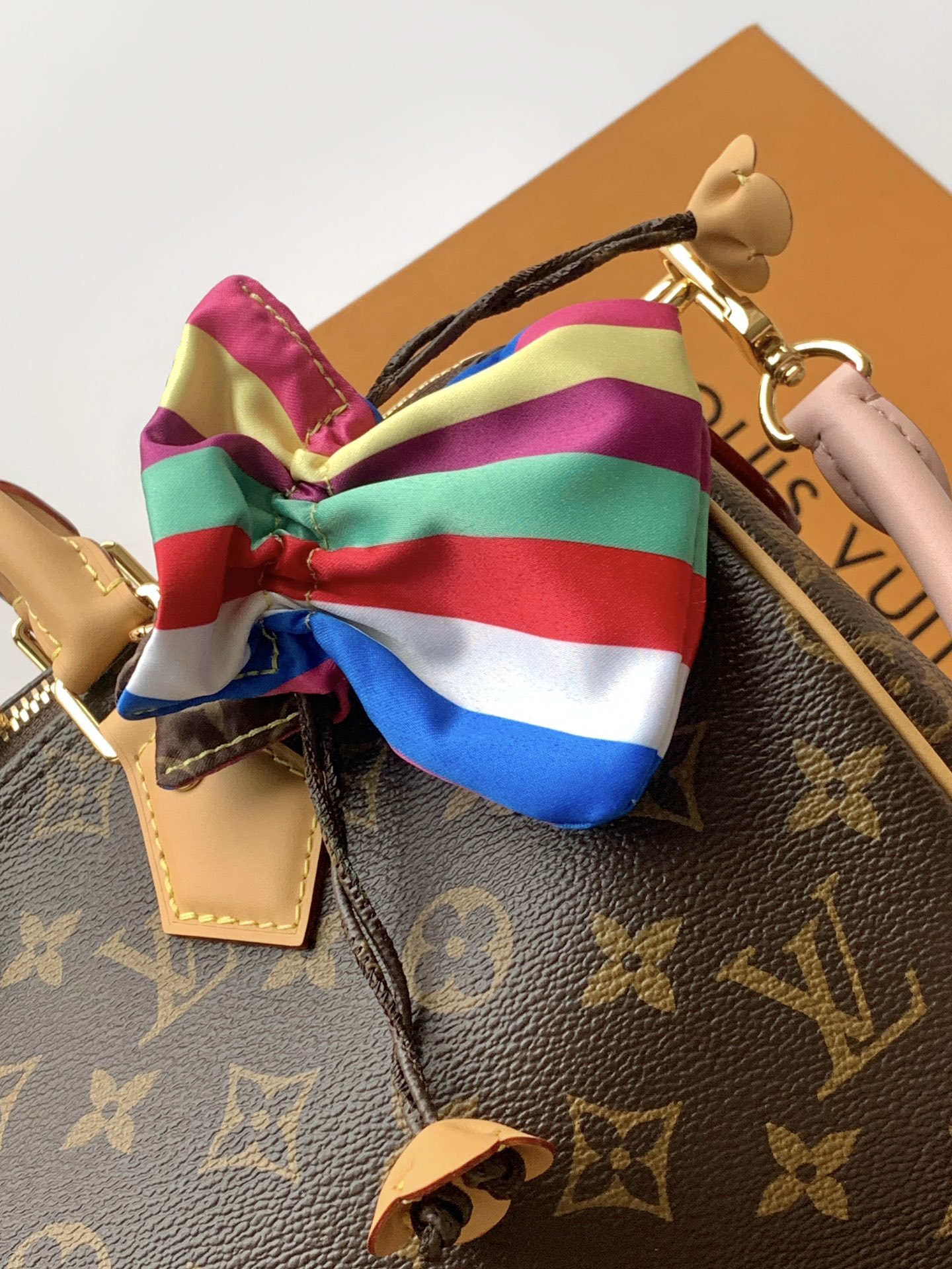Louis Vuitton 本款路易比通比森尼首尔专属胶囊产品 只能通过LV the Place首尔、新世界The Reserve线下专卖店和客户服务团队购买