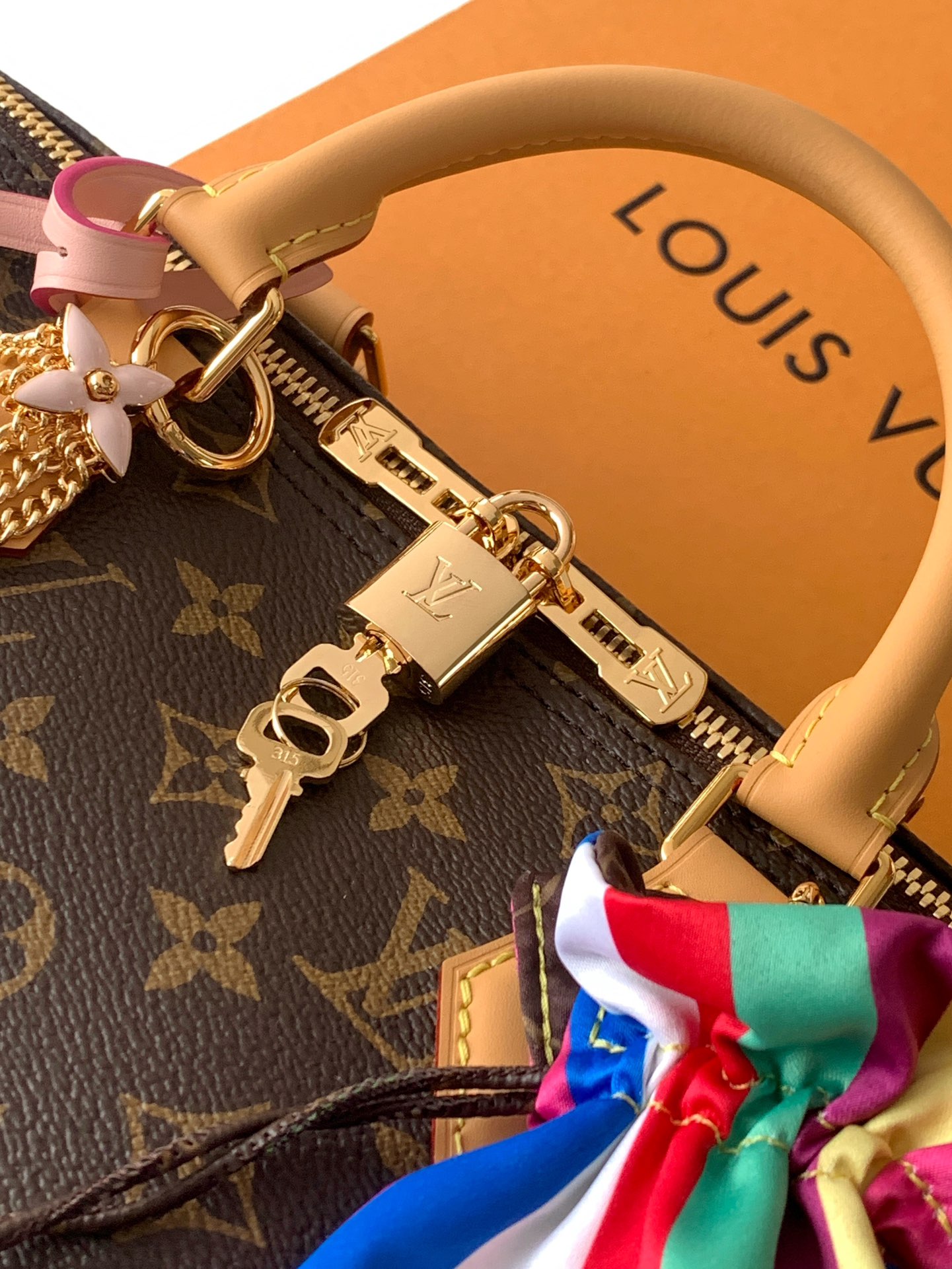 Louis Vuitton 本款路易比通比森尼首尔专属胶囊产品 只能通过LV the Place首尔、新世界The Reserve线下专卖店和客户服务团队购买