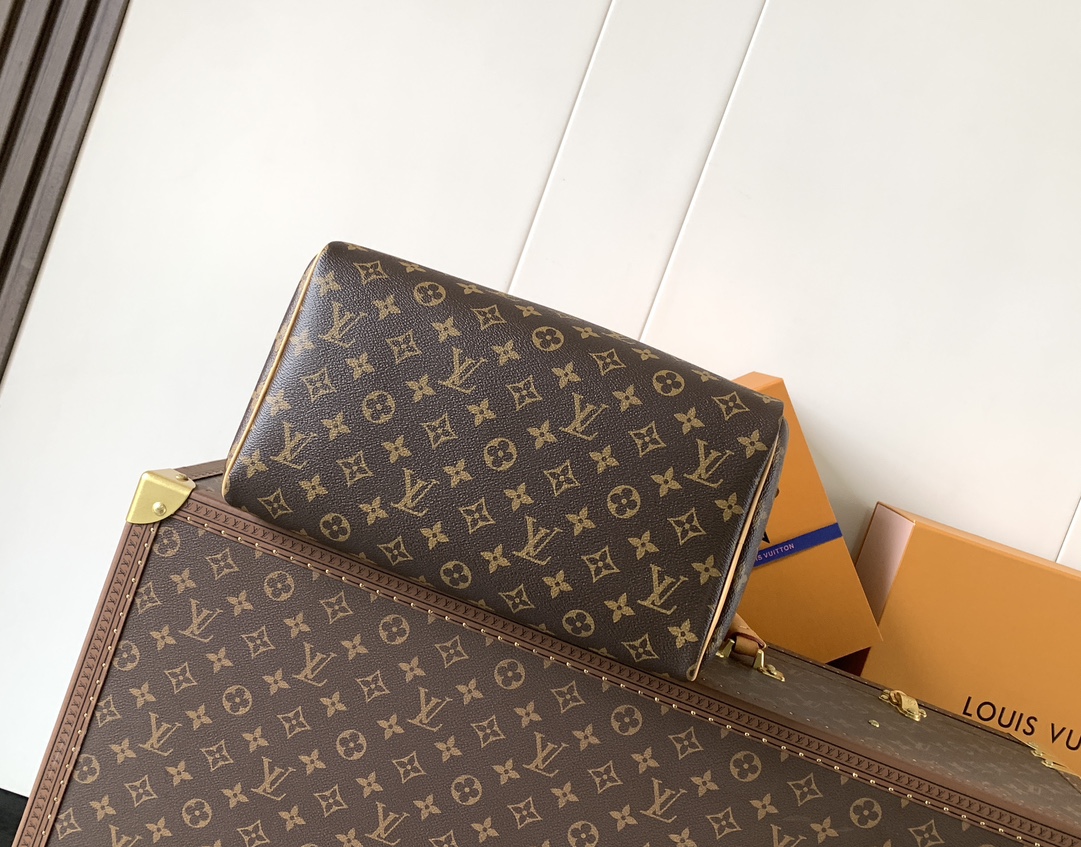 Louis Vuitton 本款路易比通比森尼首尔专属胶囊产品 只能通过LV the Place首尔、新世界The Reserve线下专卖店和客户服务团队购买