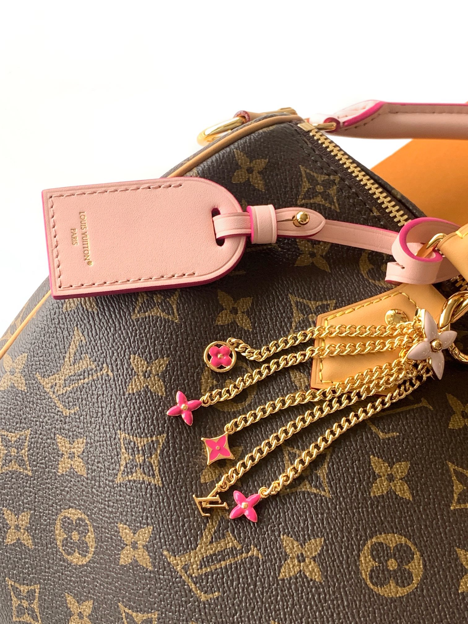 Louis Vuitton 本款路易比通比森尼首尔专属胶囊产品 只能通过LV the Place首尔、新世界The Reserve线下专卖店和客户服务团队购买