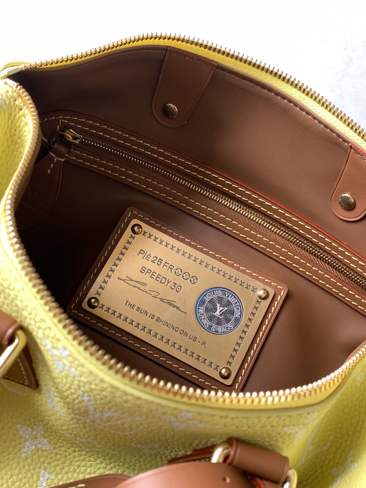 💰900顶级原单，变码芯片
M14067红色M14077绿色
M13914粉色M15242黄棕色
M14068黄色M15282藏蓝
M14064浅绿M13904黑色
M15241橄榄绿
本款 Speedy P9 Bandouli&egrave;re 30 Monogram Leather 手袋为柔软粒面牛皮革包裹羊皮革内衬，以丝印 Monogram 图案呈现帆布印花的迷离观感，道出创意总监 Pharrell Williams 的新季巧思。

22 x 18 x 32 厘米
(高 x 宽 x 长度)
柔软牛皮革
牛皮革饰边
羊皮革内衬
金属件
主隔层配有锁扣
内贴袋
拉链内袋
可拆卸皮革收纳包
名牌和钥匙包
肩带：可拆卸，可调节
