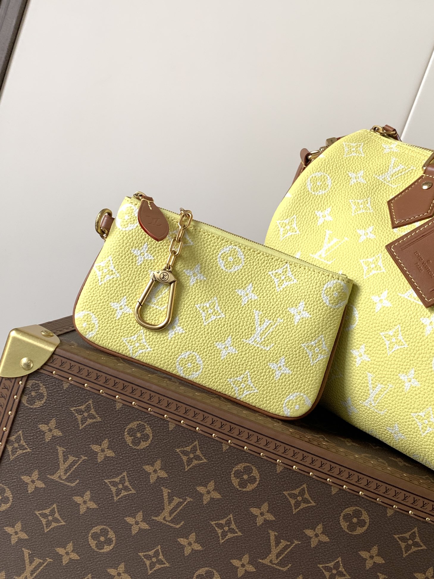 💰900顶级原单，变码芯片
M14067红色M14077绿色
M13914粉色M15242黄棕色
M14068黄色M15282藏蓝
M14064浅绿M13904黑色
M15241橄榄绿
本款 Speedy P9 Bandouli&egrave;re 30 Monogram Leather 手袋为柔软粒面牛皮革包裹羊皮革内衬，以丝印 Monogram 图案呈现帆布印花的迷离观感，道出创意总监 Pharrell Williams 的新季巧思。

22 x 18 x 32 厘米
(高 x 宽 x 长度)
柔软牛皮革
牛皮革饰边
羊皮革内衬
金属件
主隔层配有锁扣
内贴袋
拉链内袋
可拆卸皮革收纳包
名牌和钥匙包
肩带：可拆卸，可调节
